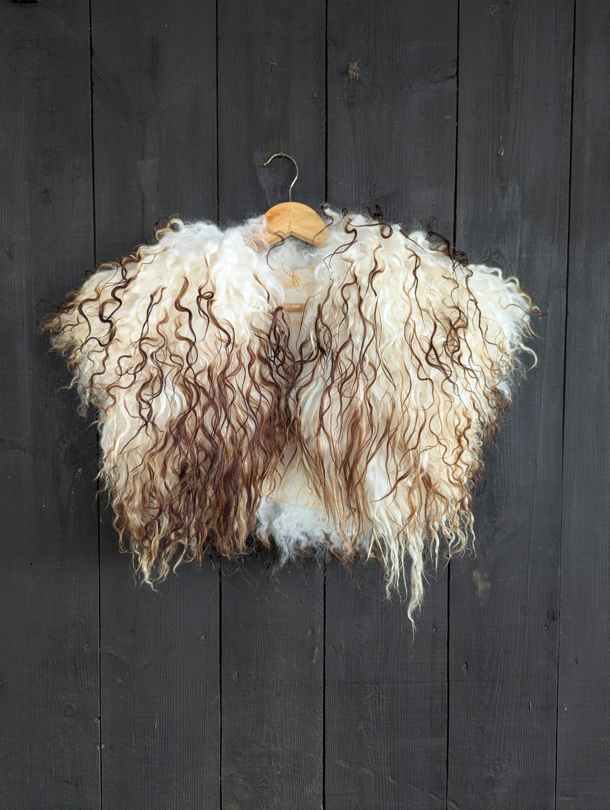 Viking Shoulder Fur White Brown – Real Icelandic Sheepskin – Wikinger Schulterfell – Rustikal Wild – Einzelstück 602