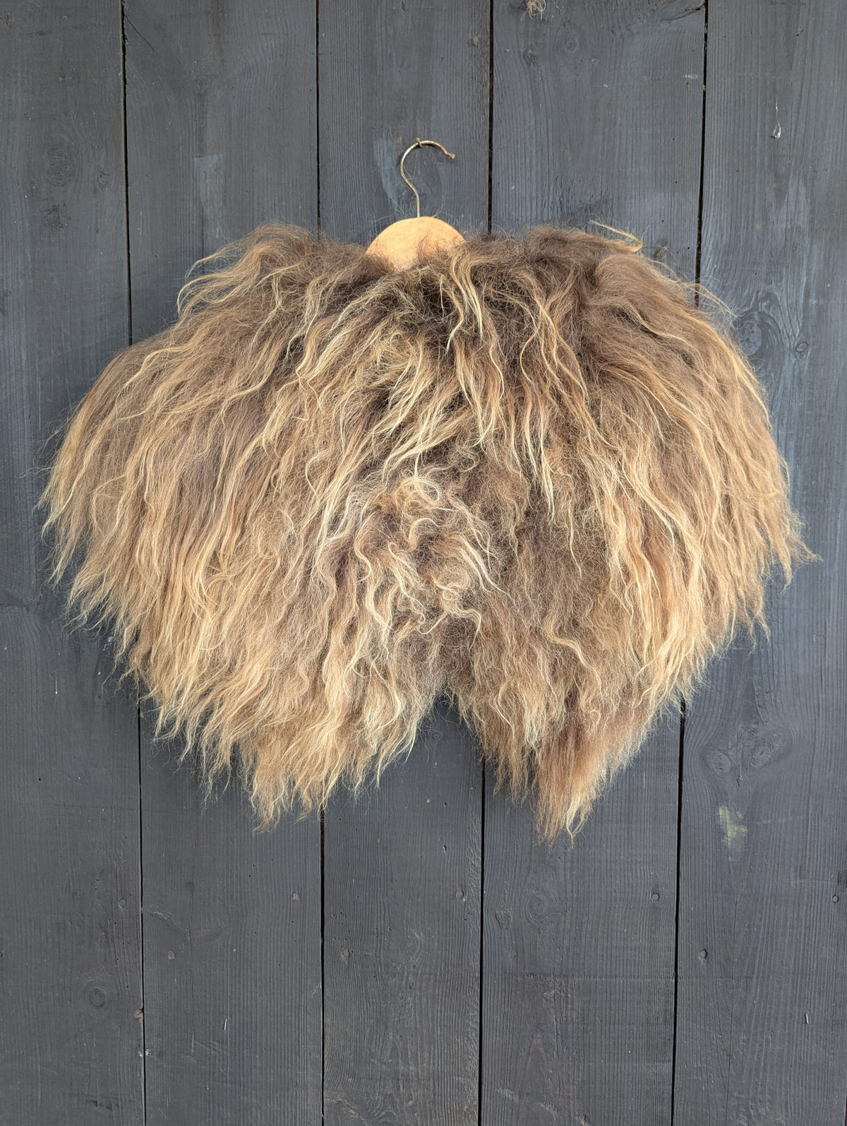 Viking Shoulder Fur Brown – Real Icelandic Sheepskin – Wikinger Schulterfell – Rustikal Wild – Einzelstück 616