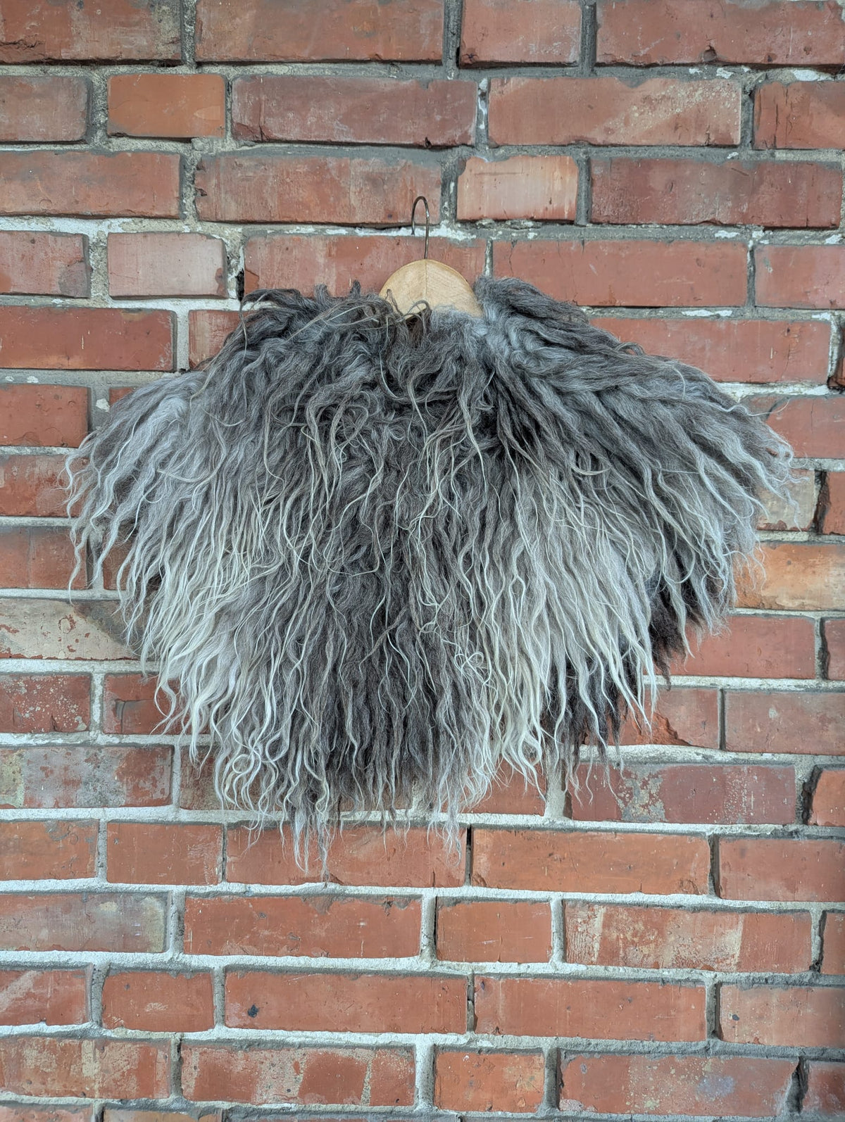 Viking Shoulder Fur Grey Brown – Real Scandinavian Sheepskin – Wikinger Schulterfell – Nordic Ice – Einzelstück 625