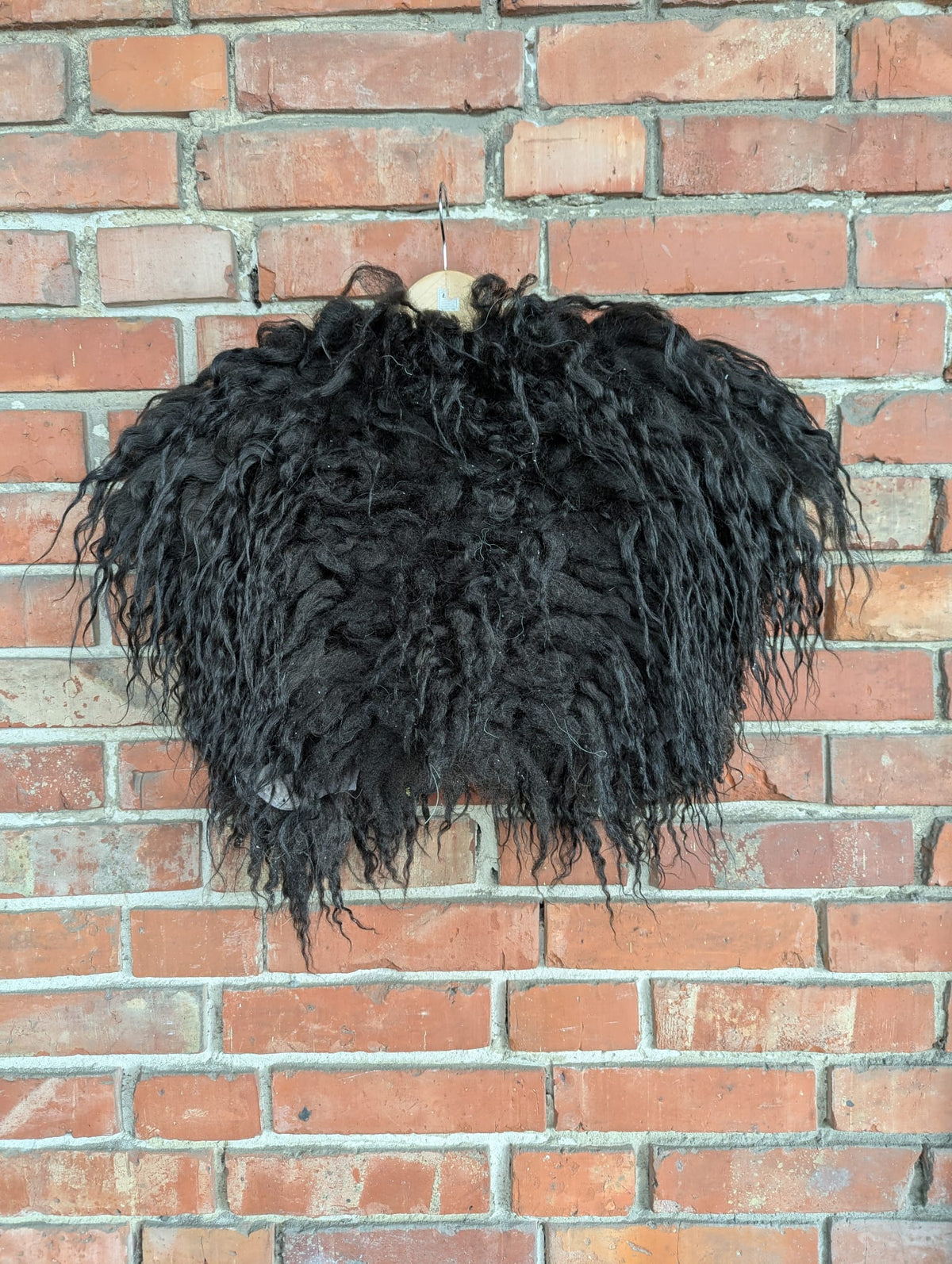 Viking Shoulder Fur Black – Real Icelandic Sheepskin – Wikinger Schulterfell – Krieger Dark – Einzelstück 634