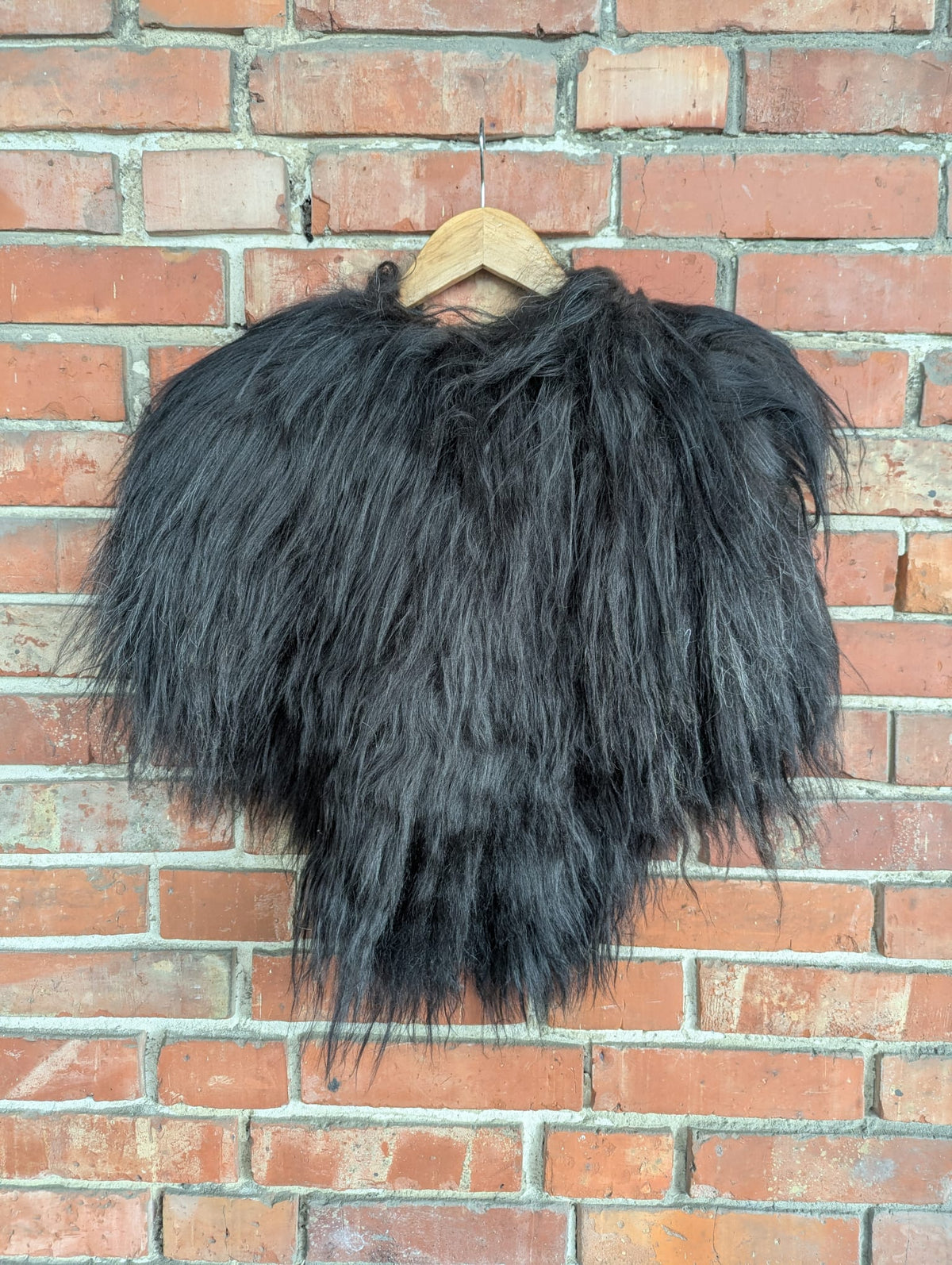 Viking Fur Cloak Black White – Real Icelandic Sheepskin – Wikinger Fellumhang – Krieger Dark – Einzelstück 636
