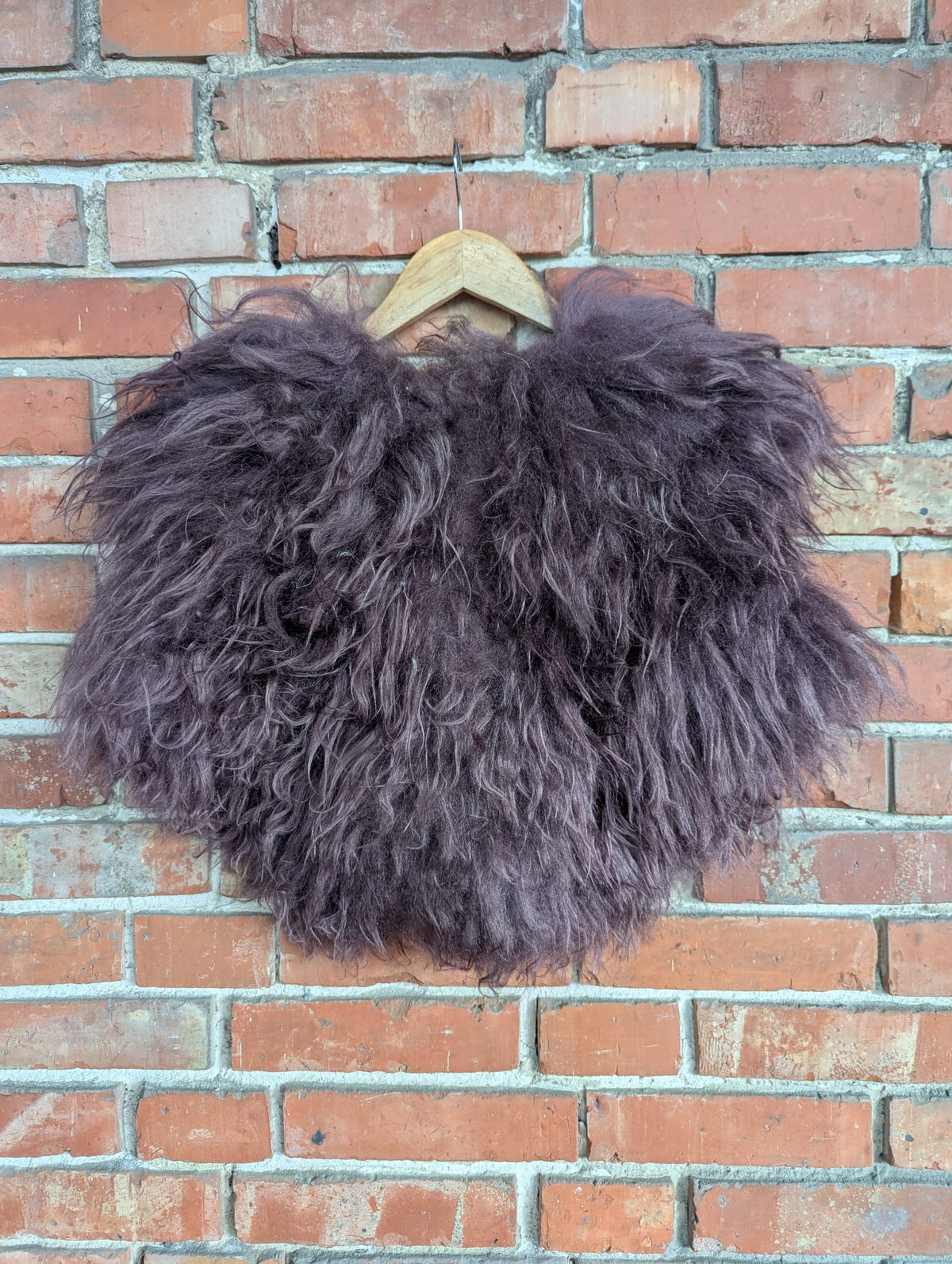 Viking Shoulder Fur Aubergine – Real Sheepskin – Wikinger Schulterfell – Krieger Dark – Einzelstück 643