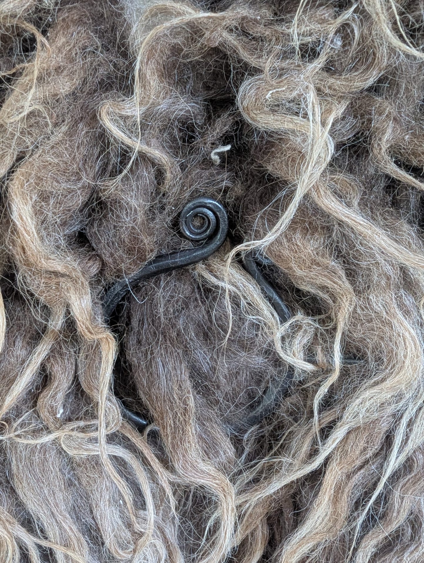Viking Fur Cape – Scandinavian Sheepskin Light Brown – Metal Clasp – Rustikal | Wild – Einzelstück 716