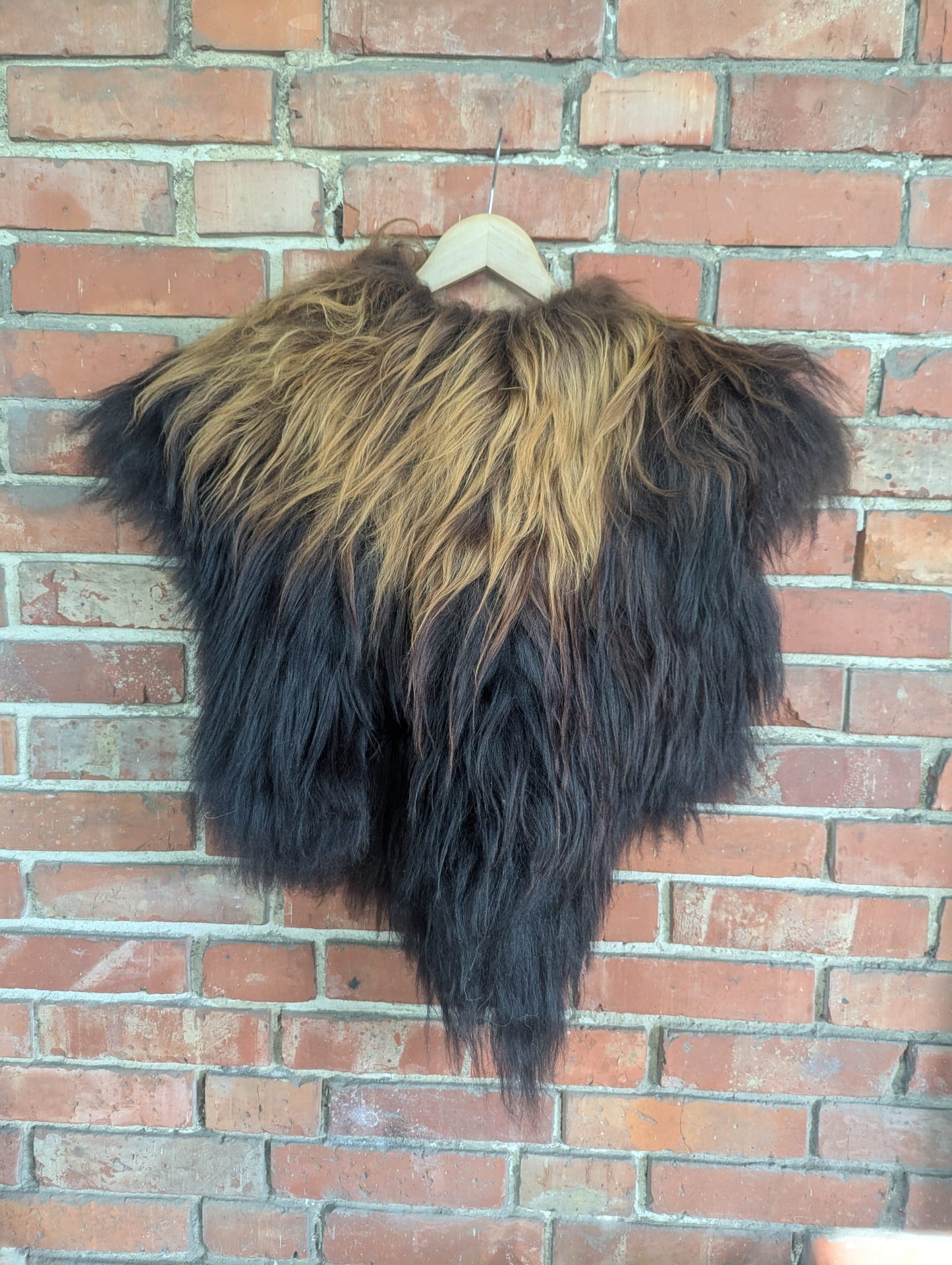 Viking Fur Cloak XL – Icelandic Sheepskin Black & Red Brown – Rustikal | Wild – Einzelstück 718