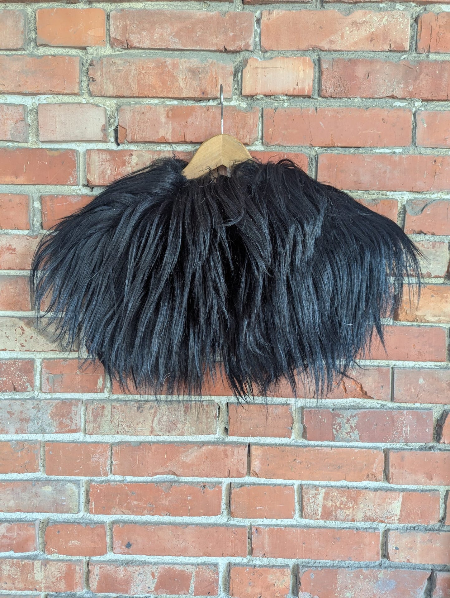 Viking Shoulder Fur Deep Black – Real Mongolian Goat Fur – Mittelalter Fell – Einzelstück 736