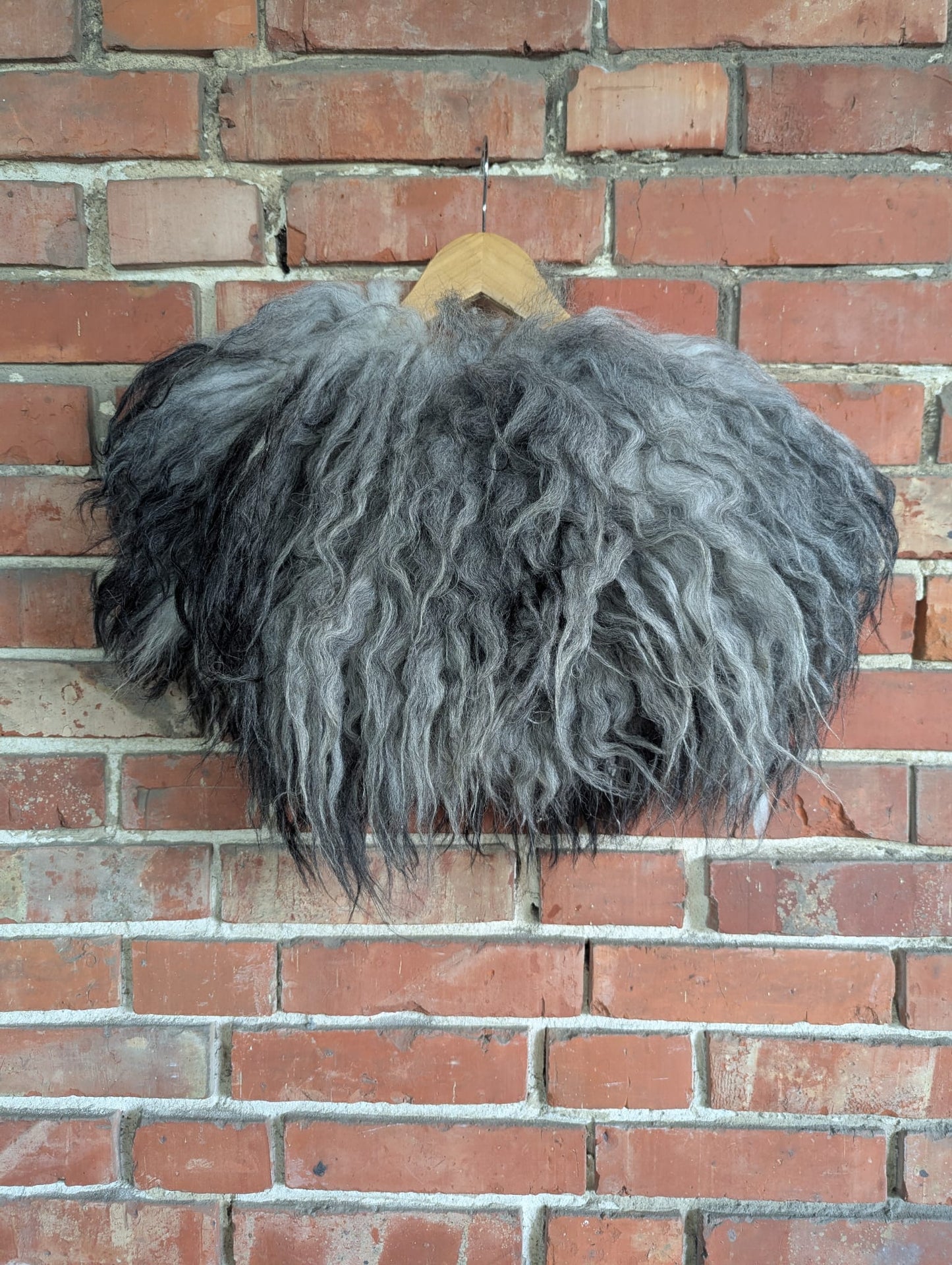 Viking Shoulder Fur Grey – Real Icelandic Sheepskin – Nordic Fur – Einzelstück 739