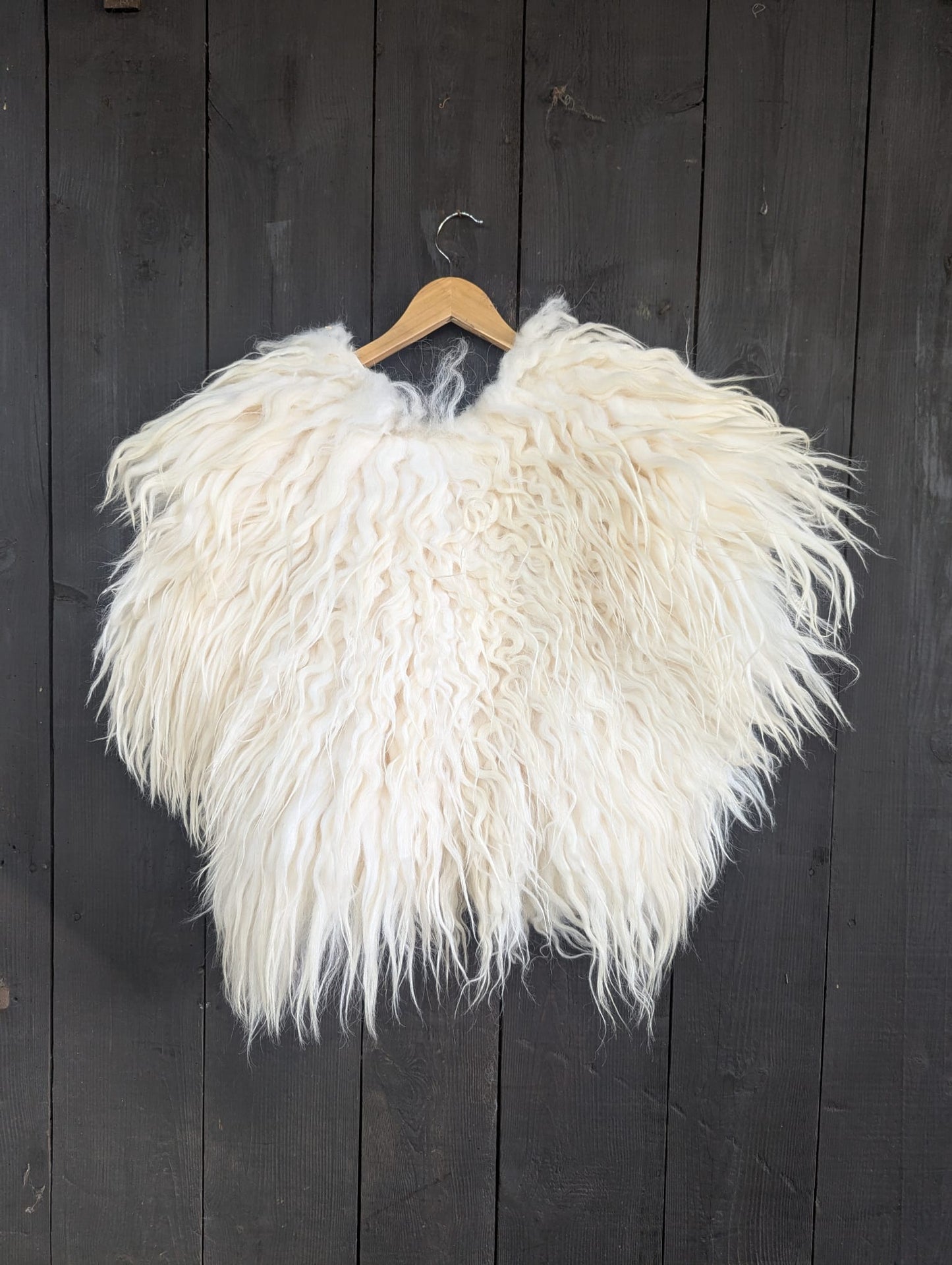 Viking Fur Cloak White – Real Scandinavian Sheepskin – Wikinger Fellumhang – Einzelstück 742