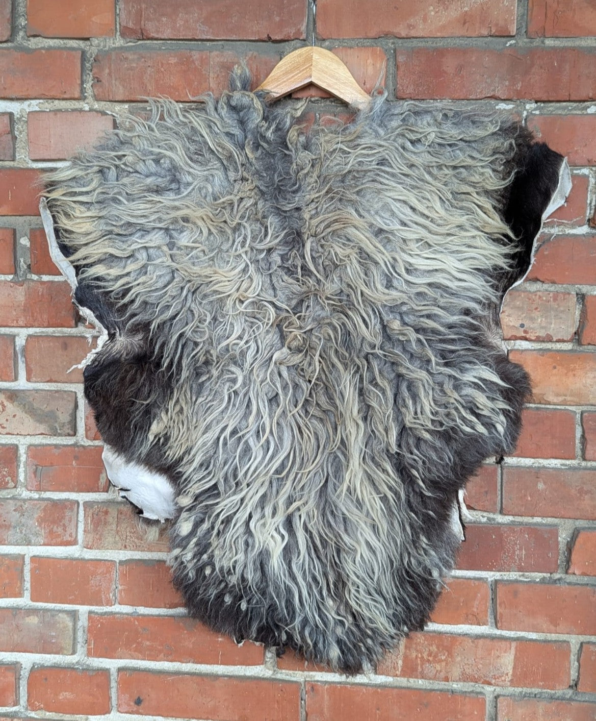 Fellumhang Wikinger – Heidschnucke grau/ schwarz/ weiß meliert, rustikal (FU904) – Metall-Fibel vorne