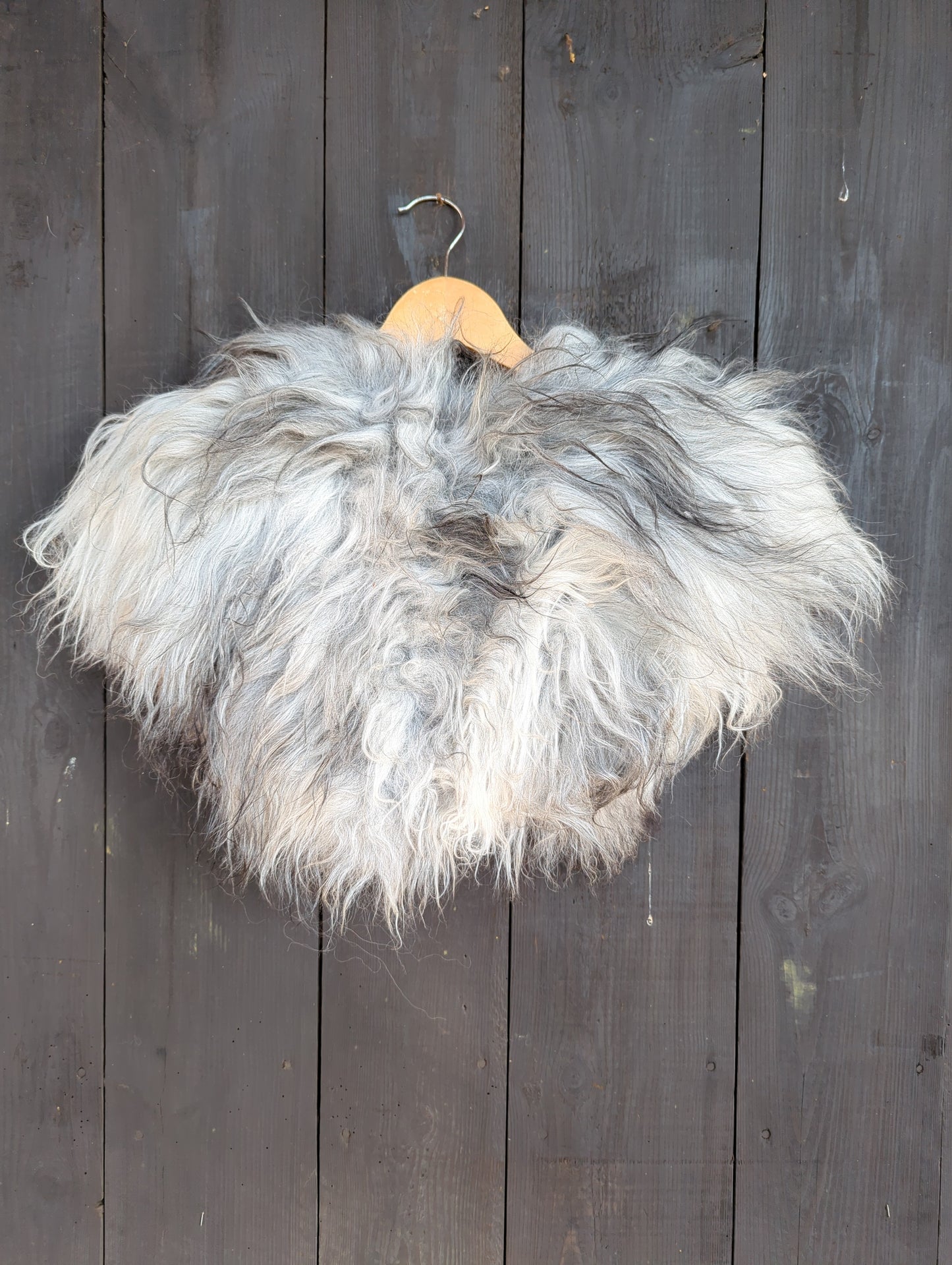 Schulterfell 534 Islandschaf hellgrau mit dunkelgrauen Strahnen