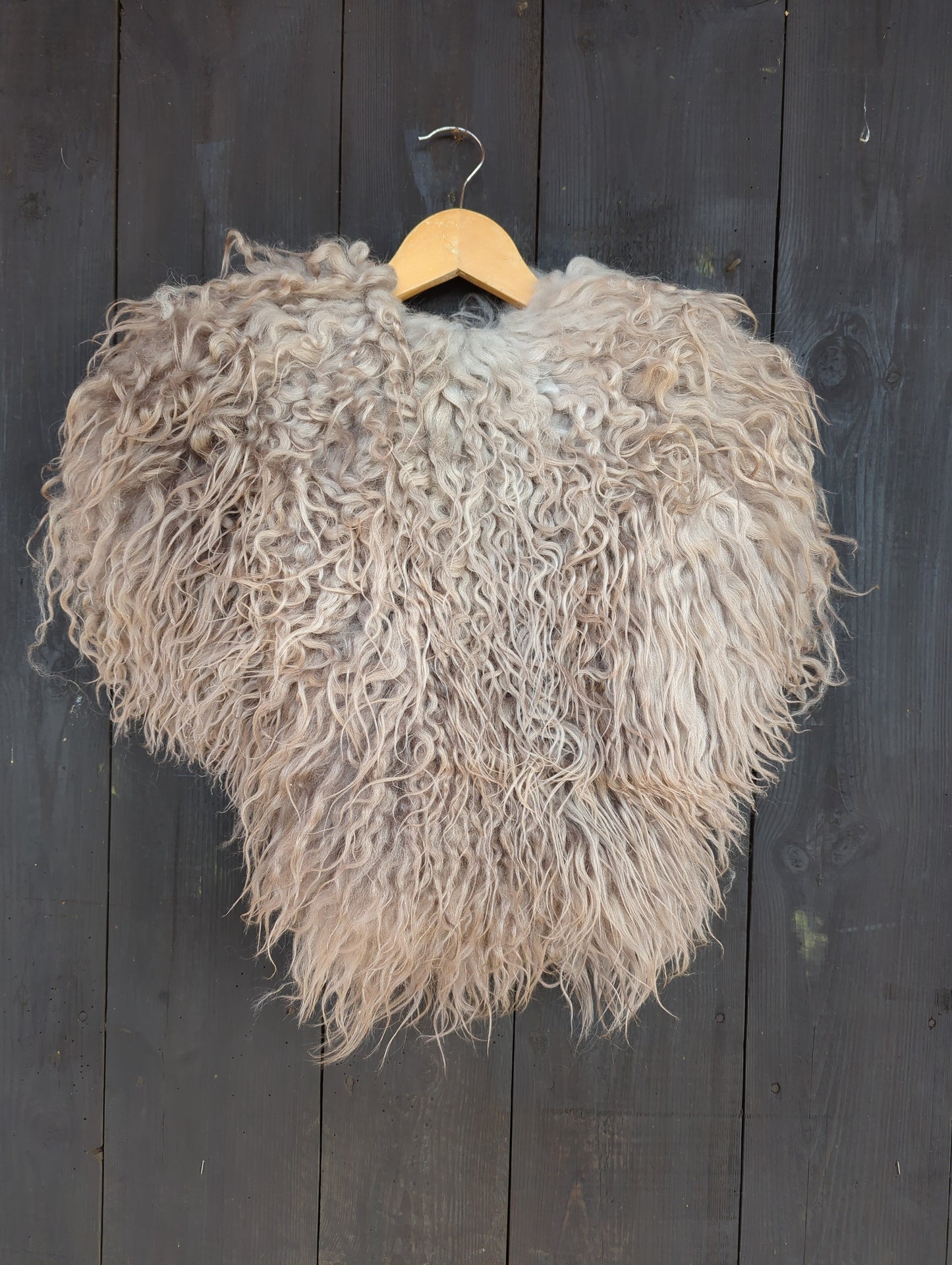 Fellumhang 532 Islandschaf taupe gelockt