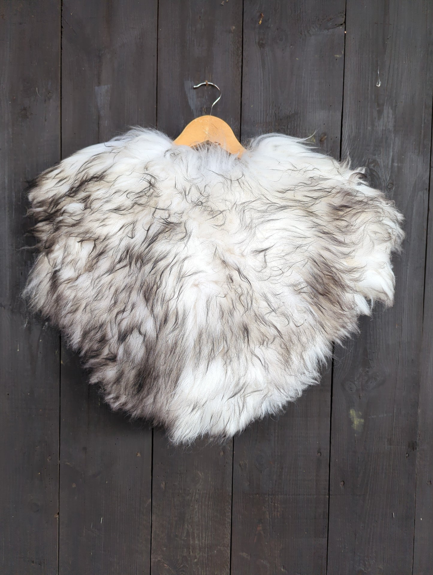 SF 526 Schulterfell Schaf weiß mit schwarzen Spitzen