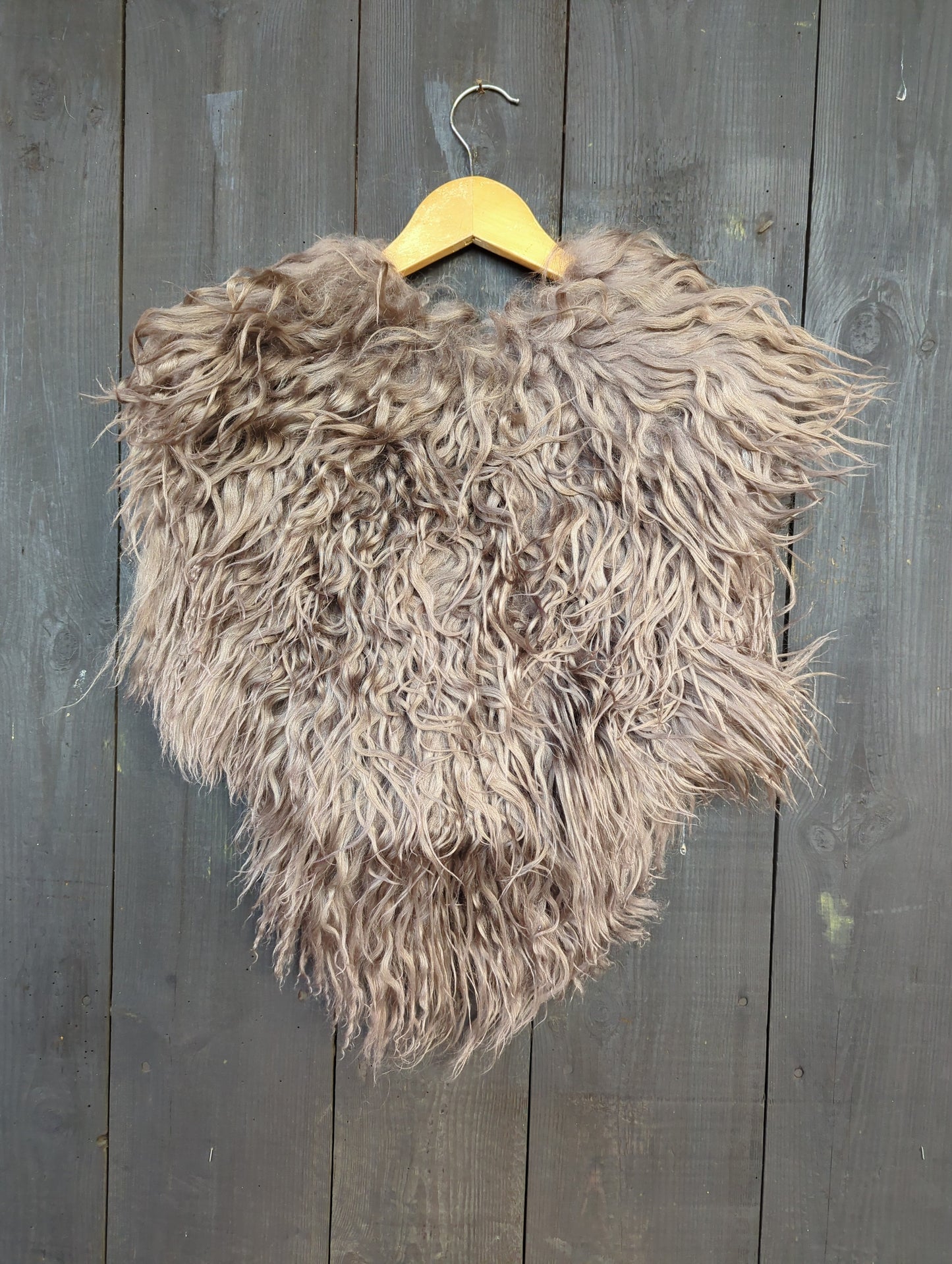 Fellumhang 531 Islandschaf taupe gelockt