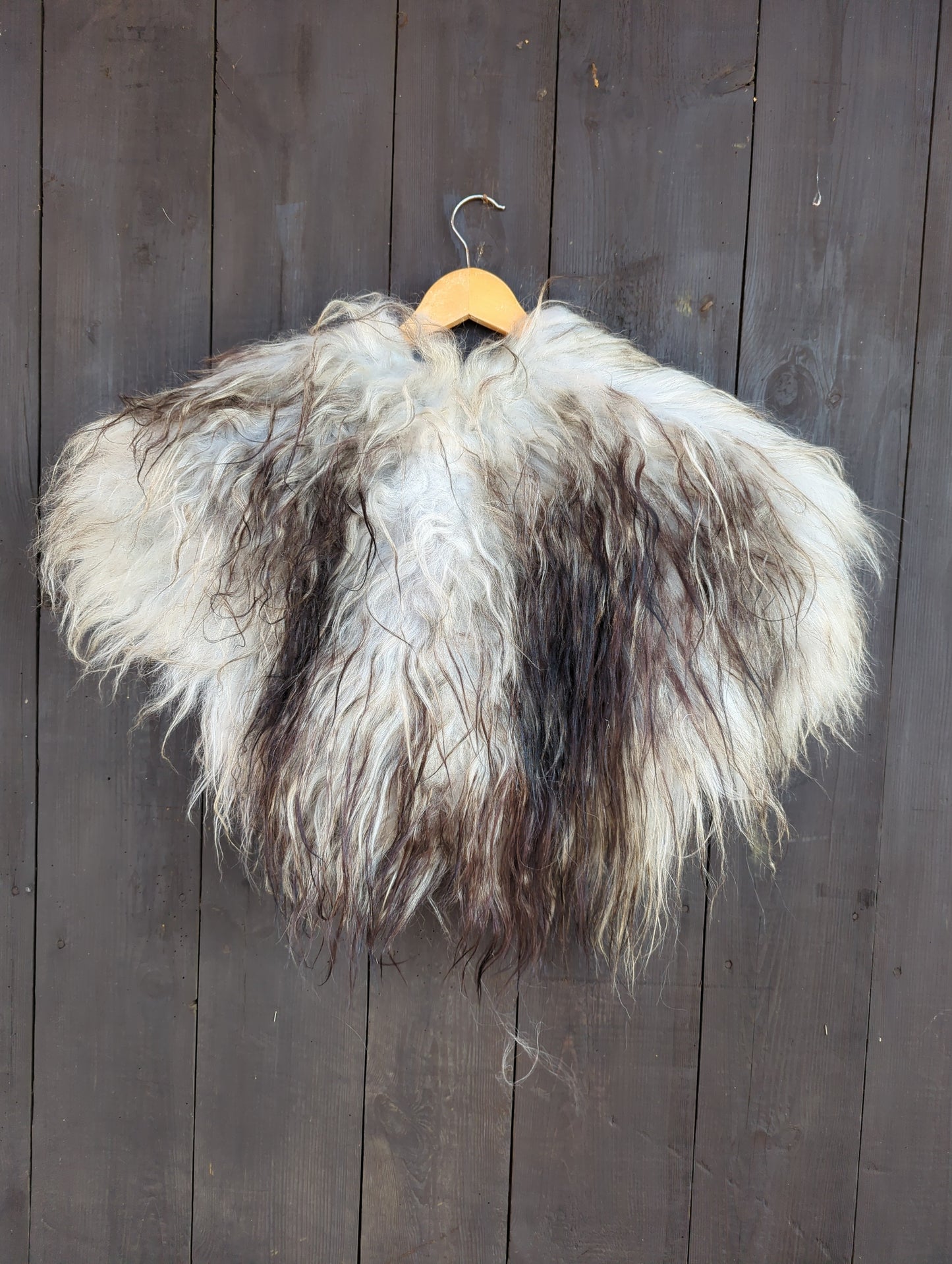 Schulterfell XL 538 Islandschaf grau schwarze Strähnen