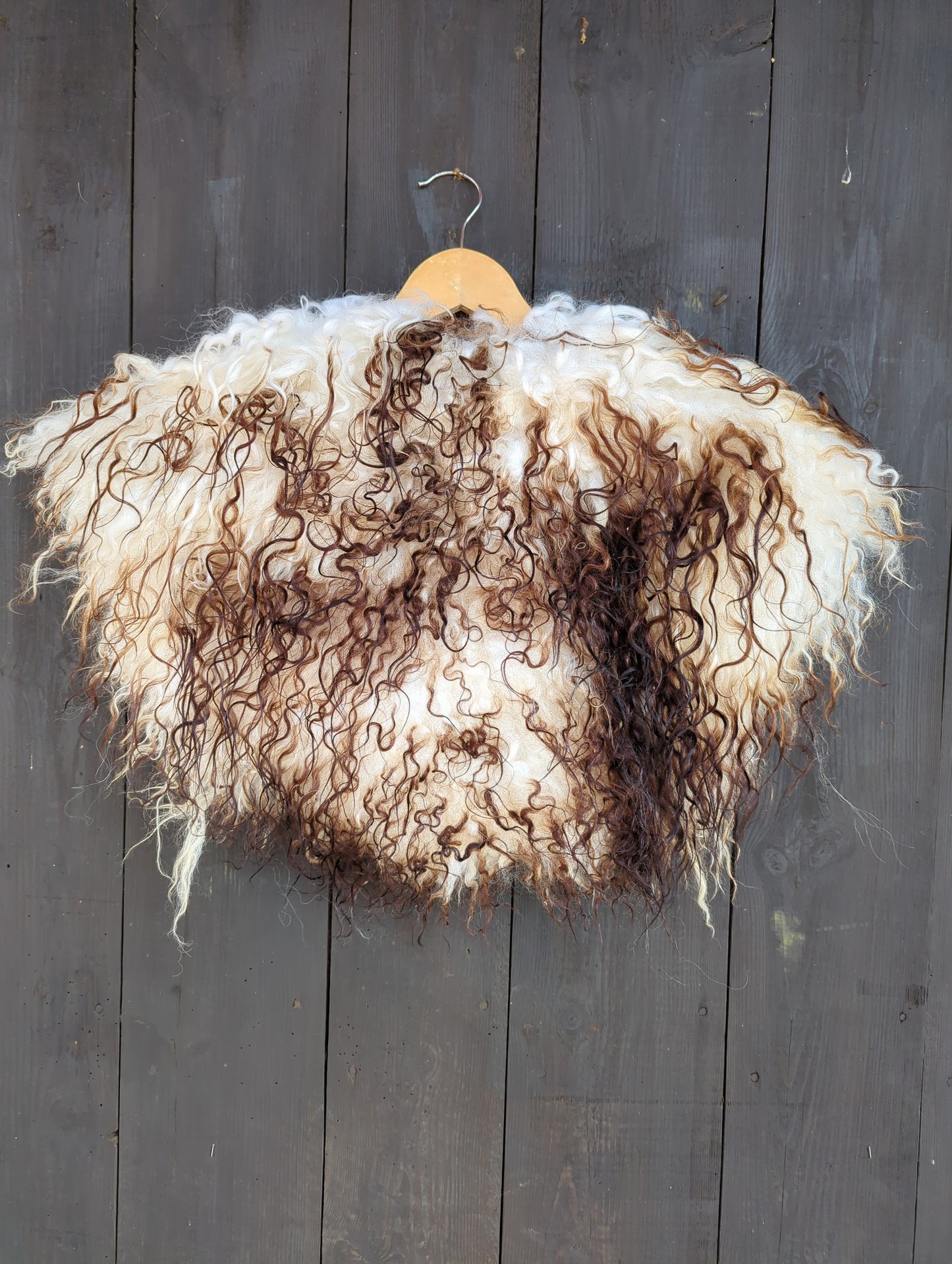 Schulterfell 528 Islandschaf XL weiß mit schwarzen Strähnen