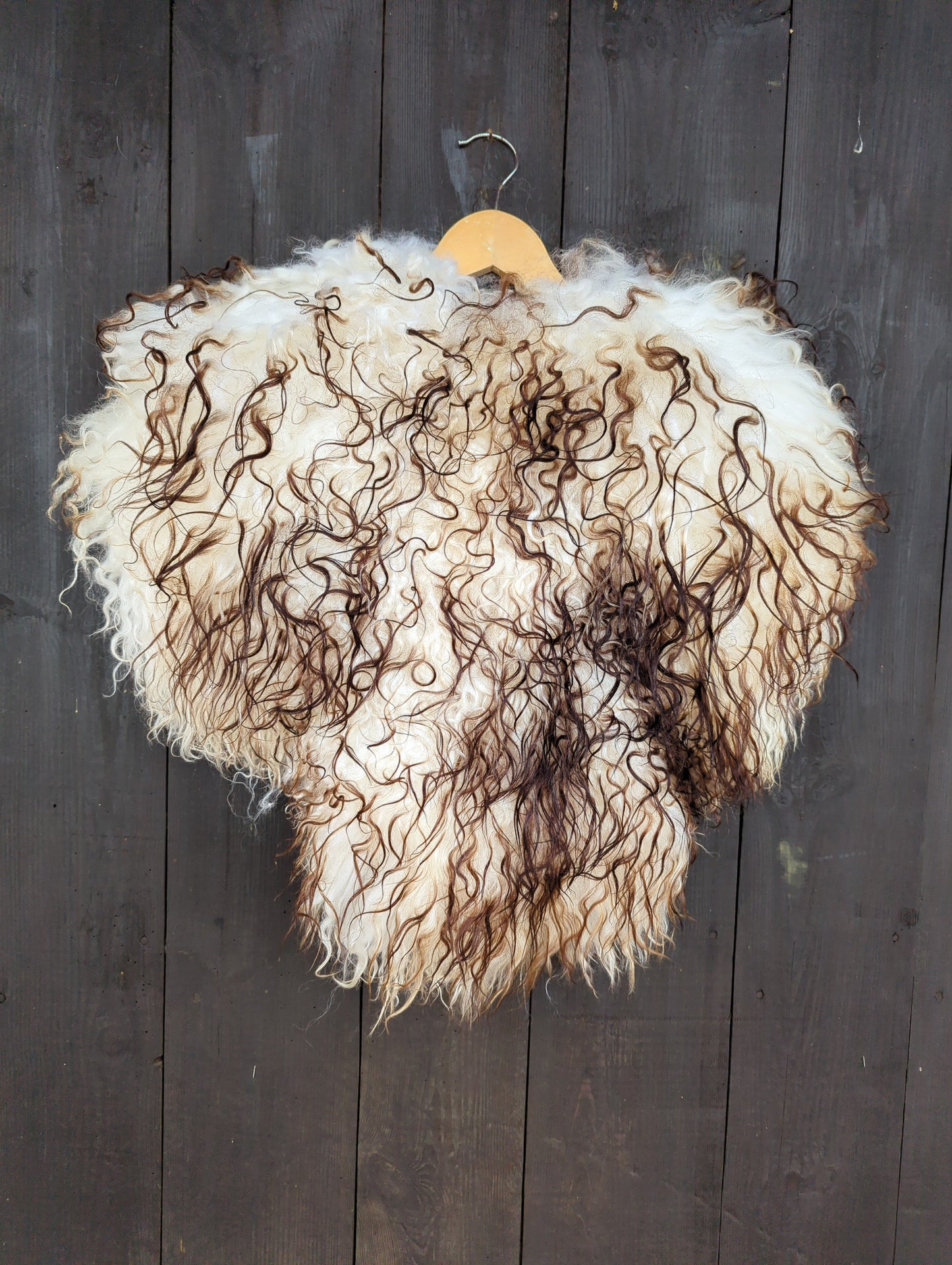 Fellumhang 529 Islandschaf weiß mit braunen Strähnen