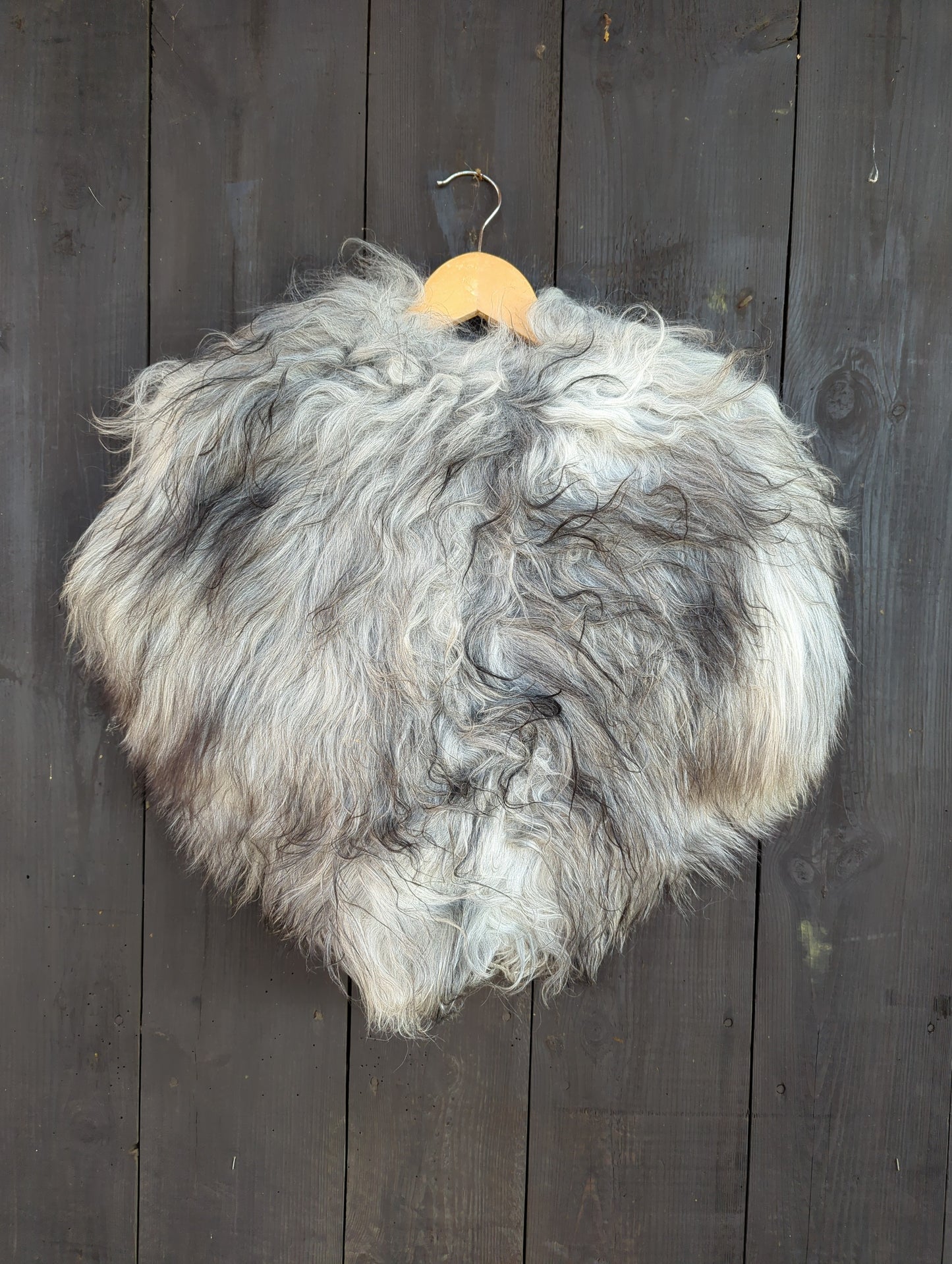 Fellumhang 537 Islandschaf hellgrau dunkle Strähnen