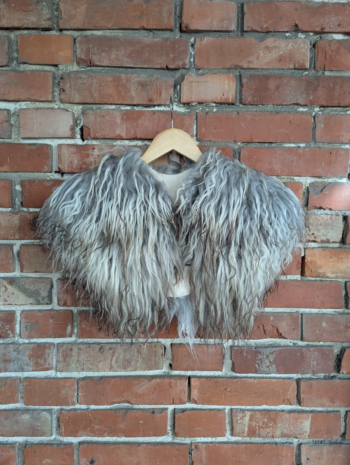 Viking Shoulder Fur Silver Grey – Real Icelandic Sheepskin – Wikinger Schulterfell – Nordic Ice – Einzelstück 600