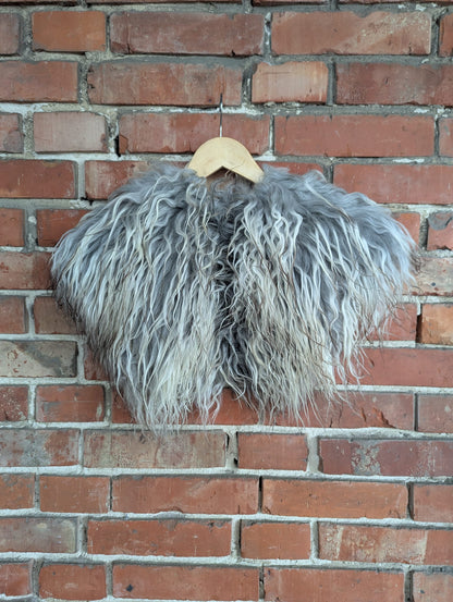 Viking Shoulder Fur Silver Grey – Real Icelandic Sheepskin – Wikinger Schulterfell – Nordic Ice – Einzelstück 600