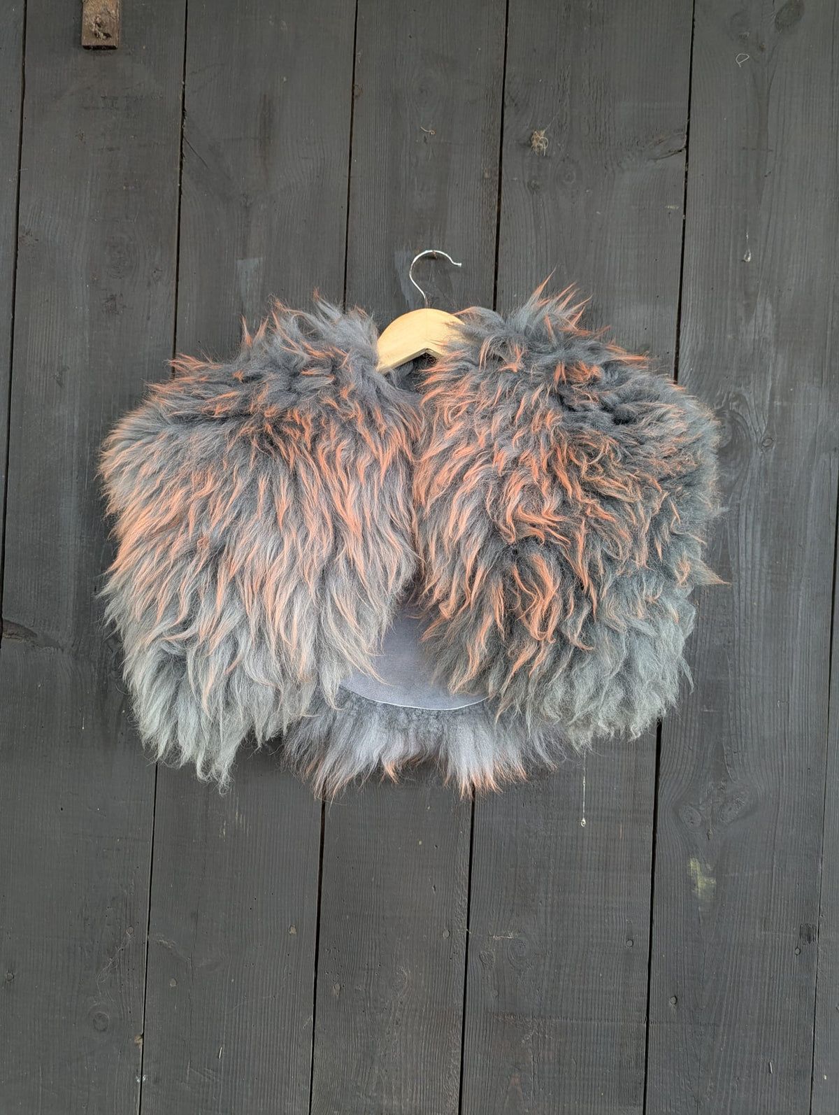 Viking Shoulder Fur Lava Grey Red – Real Sheepskin – Wikinger Schulterfell – Rustikal Wild – Einzelstück 601