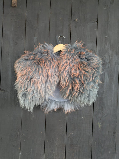 Viking Shoulder Fur Lava Grey Red – Real Sheepskin – Wikinger Schulterfell – Rustikal Wild – Einzelstück 601