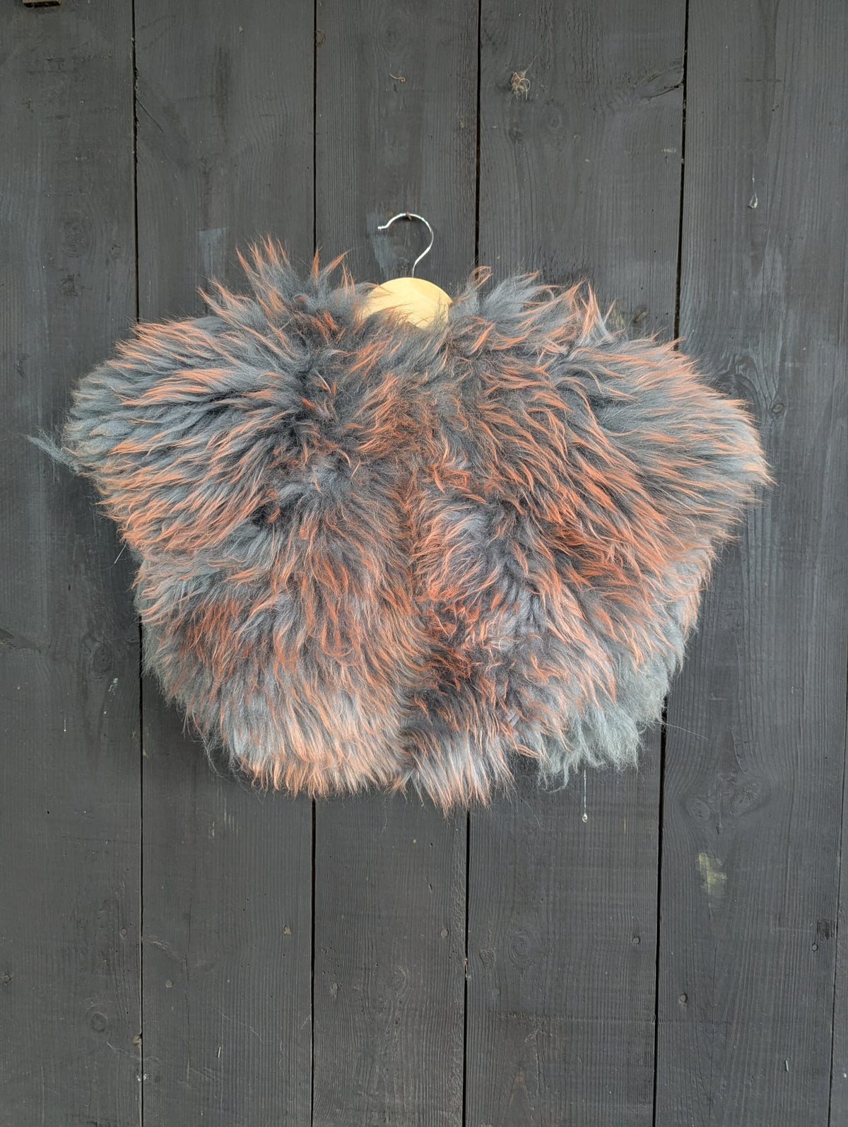 Viking Shoulder Fur Lava Grey Red – Real Sheepskin – Wikinger Schulterfell – Rustikal Wild – Einzelstück 601