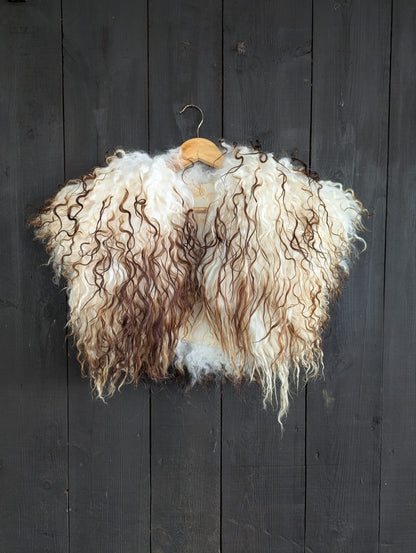 Viking Shoulder Fur White Brown – Real Icelandic Sheepskin – Wikinger Schulterfell – Rustikal Wild – Einzelstück 602