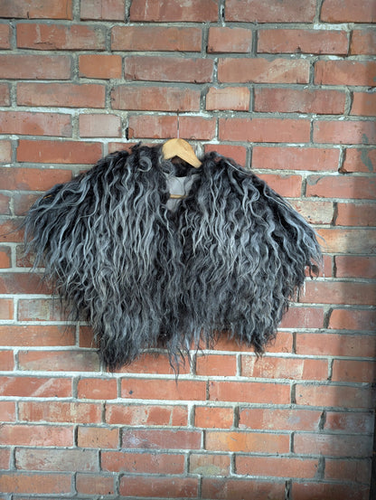XXL Viking Shoulder Fur Grey – Real Scandinavian Heidschnucke – Wikinger Schulterfell – Nordic Ice – Einzelstück 603