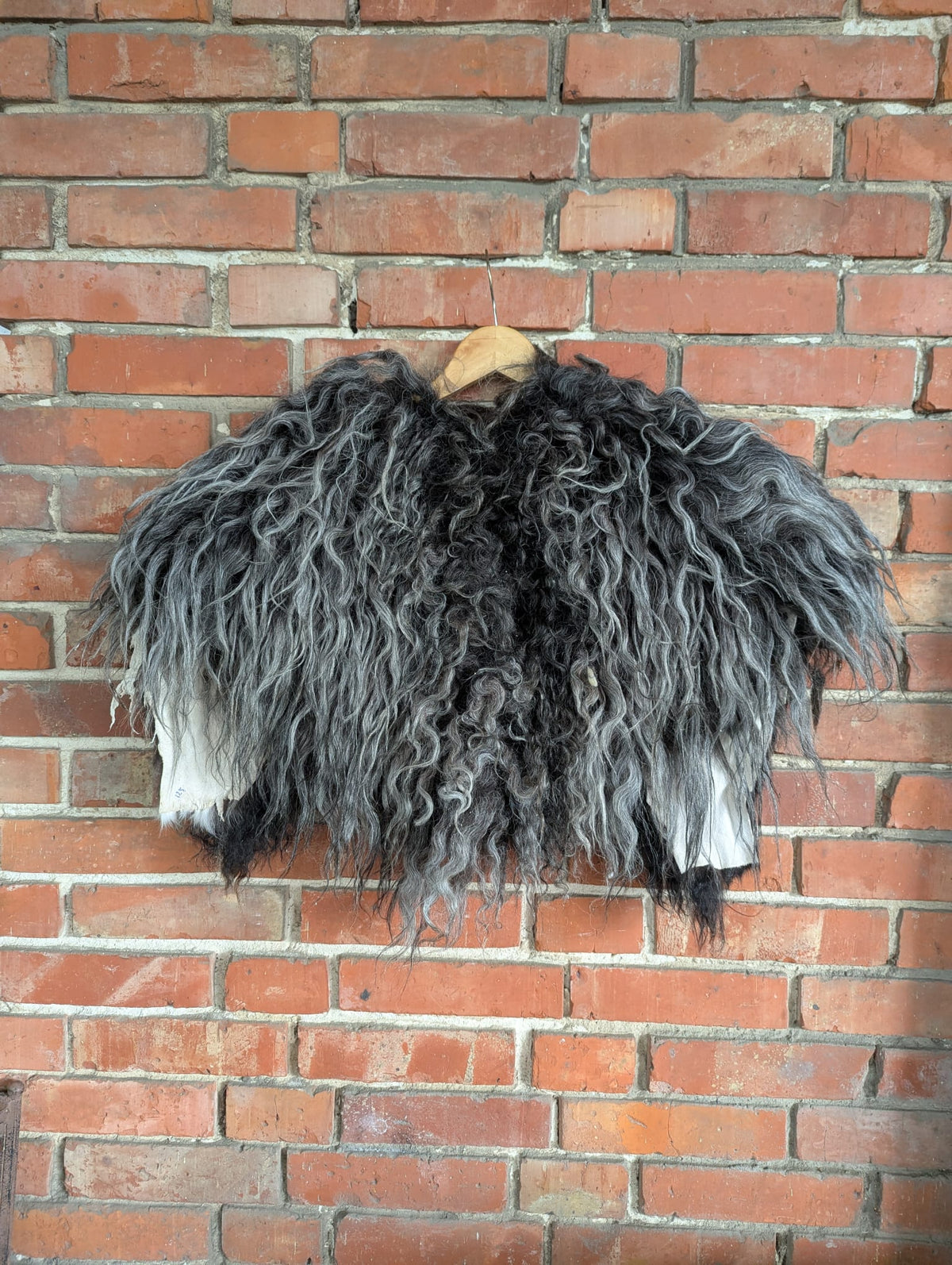 XXL Viking Shoulder Fur Grey – Real Scandinavian Heidschnucke – Wikinger Schulterfell – Nordic Ice – Einzelstück 603