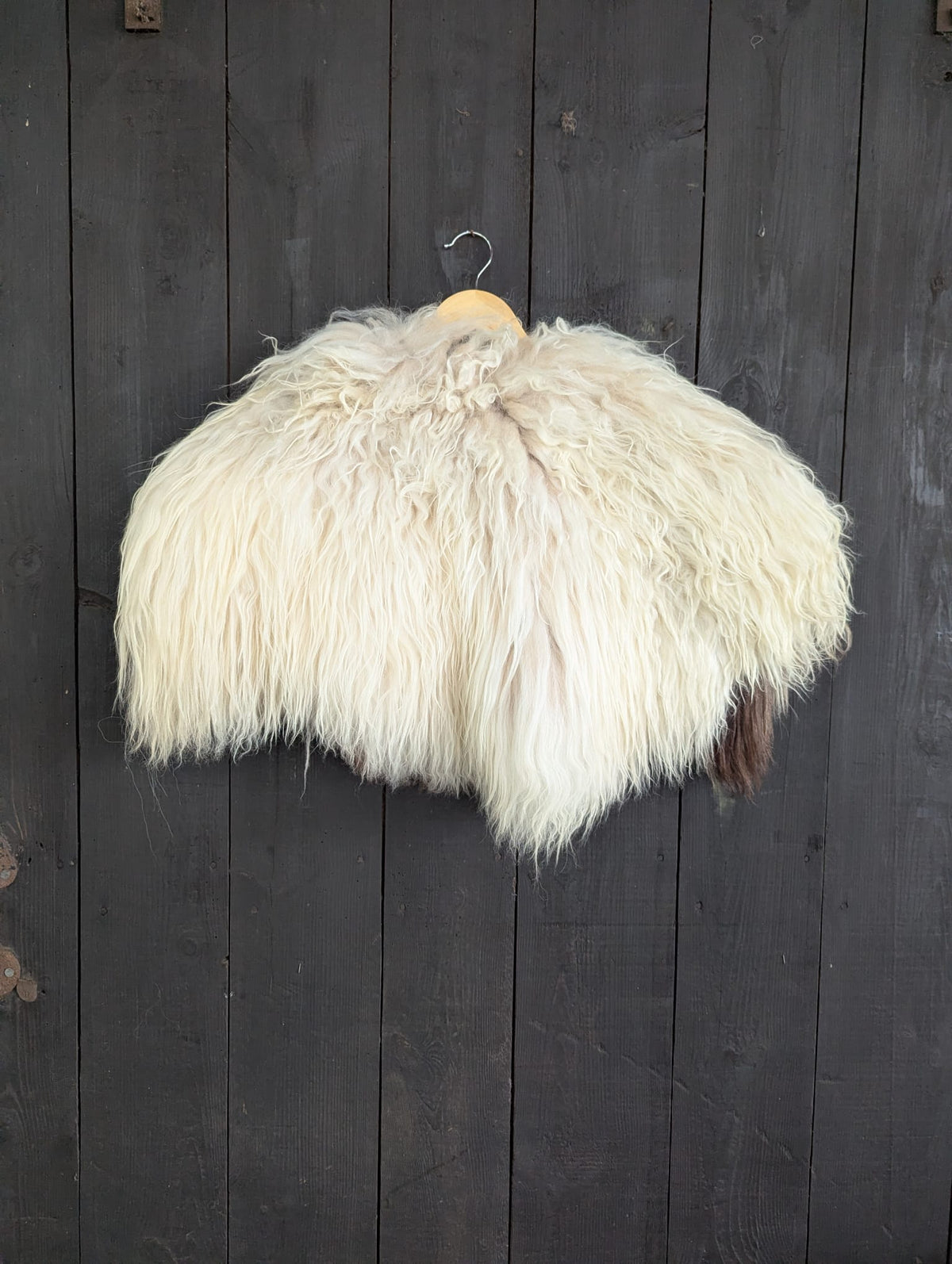 XXL Viking Shoulder Fur Cream – Real Scandinavian Heidschnucke – Wikinger Schulterfell – Nordic Ice – Einzelstück 605