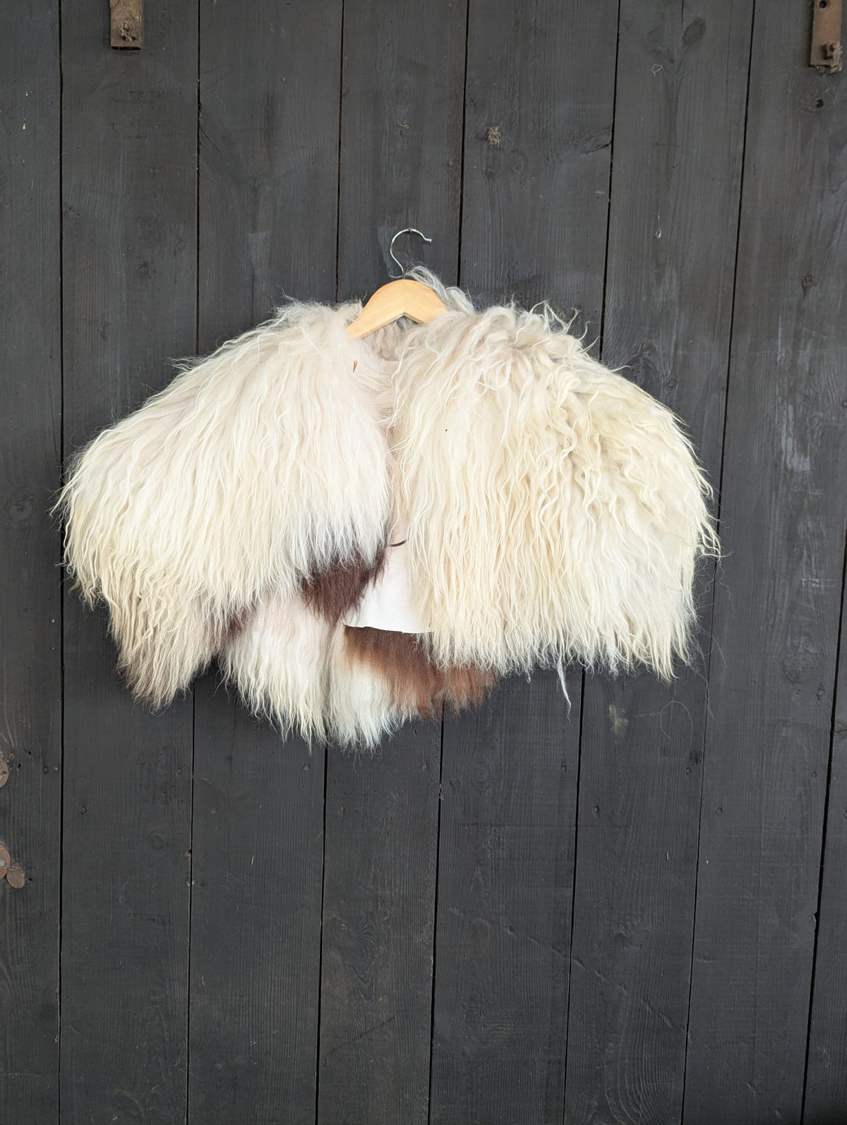 XXL Viking Shoulder Fur Cream – Real Scandinavian Heidschnucke – Wikinger Schulterfell – Nordic Ice – Einzelstück 605