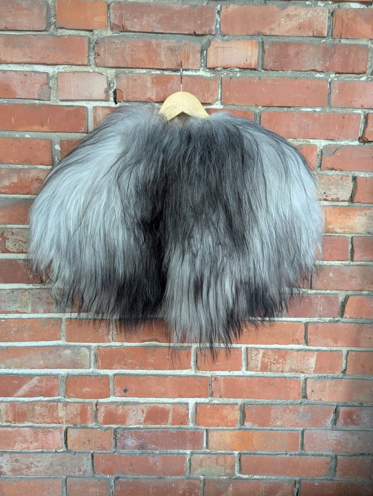 Viking Shoulder Fur Grey Black – Real Icelandic Sheepskin – Wikinger Schulterfell – Nordic Ice – Einzelstück 608