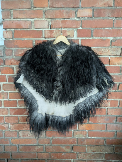 XXL Viking Fur Cape Black – Real Scandinavian Heidschnucke – Metal Fibula – Wikinger Fellumhang – Krieger Dark – 609