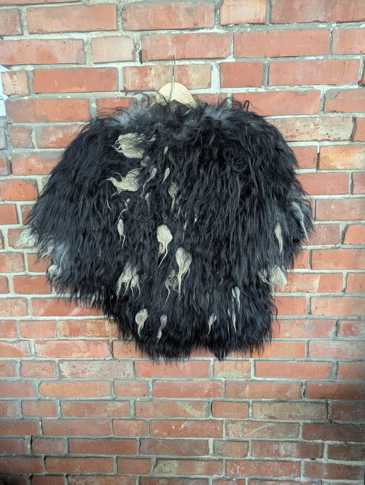XXL Viking Fur Cape Black – Real Scandinavian Heidschnucke – Metal Fibula – Wikinger Fellumhang – Krieger Dark – 609