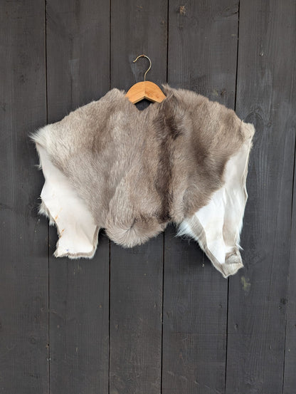 Viking Shoulder Fur Reindeer Grey White – Real Reindeer Fur – Wikinger Schulterfell – Nordic Ice – Einzelstück 610