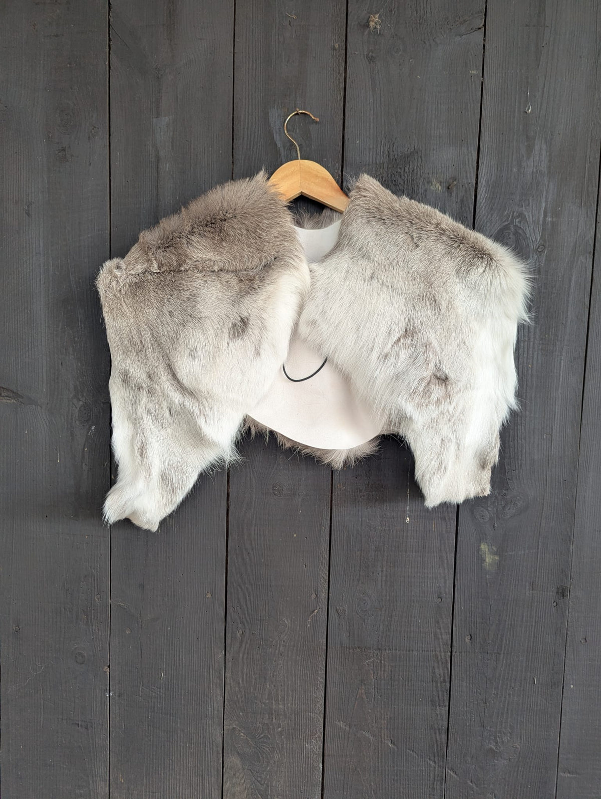 Viking Shoulder Fur Reindeer Grey White – Real Reindeer Fur – Wikinger Schulterfell – Nordic Ice – Einzelstück 610