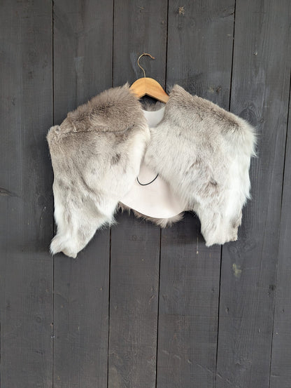 Viking Shoulder Fur Reindeer Grey White – Real Reindeer Fur – Wikinger Schulterfell – Nordic Ice – Einzelstück 610
