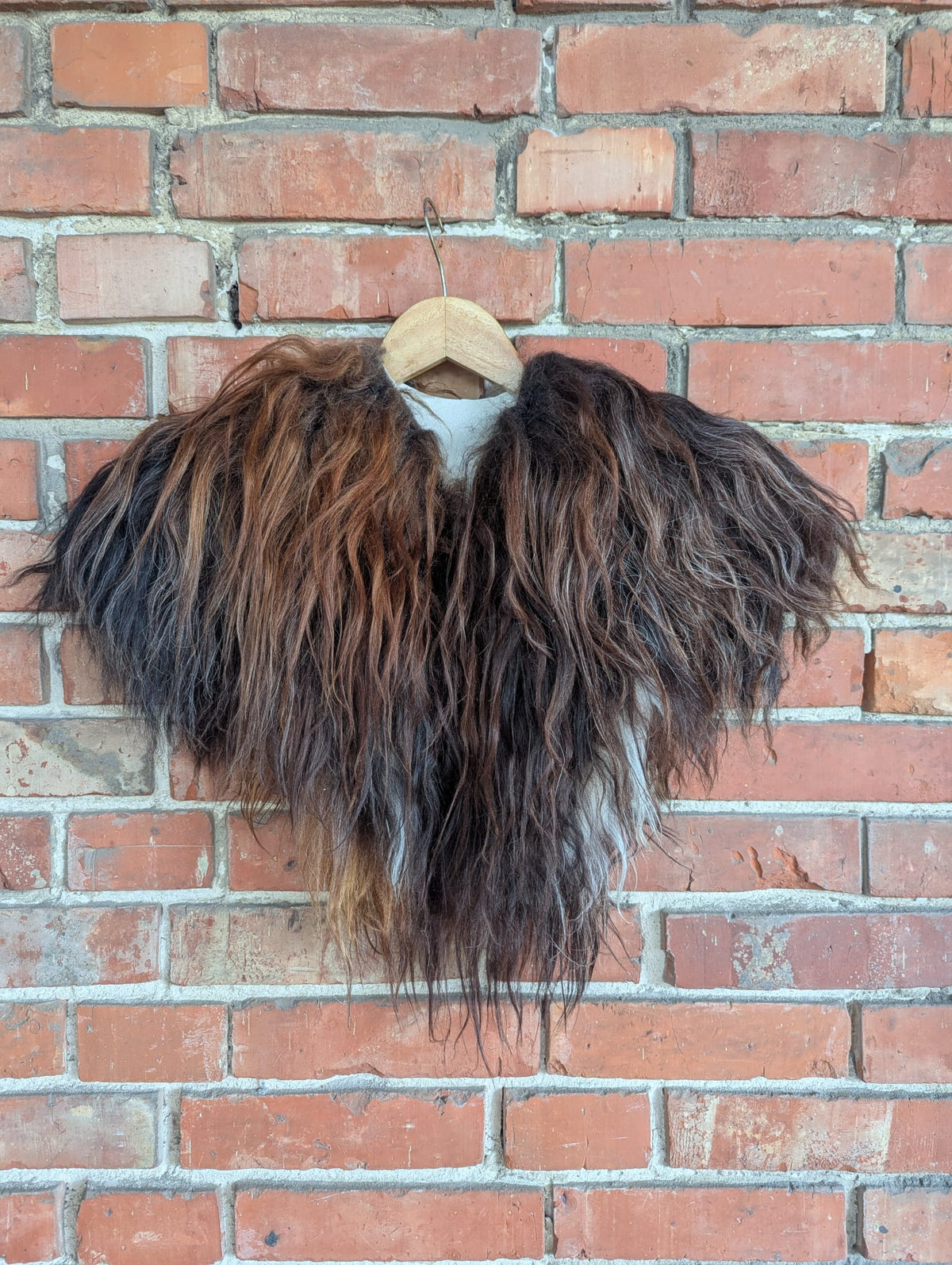 Viking Shoulder Fur Brown Reddish Brown – Real Icelandic Sheepskin – Wikinger Schulterfell – Rustikal Wild – Einzelstück 613