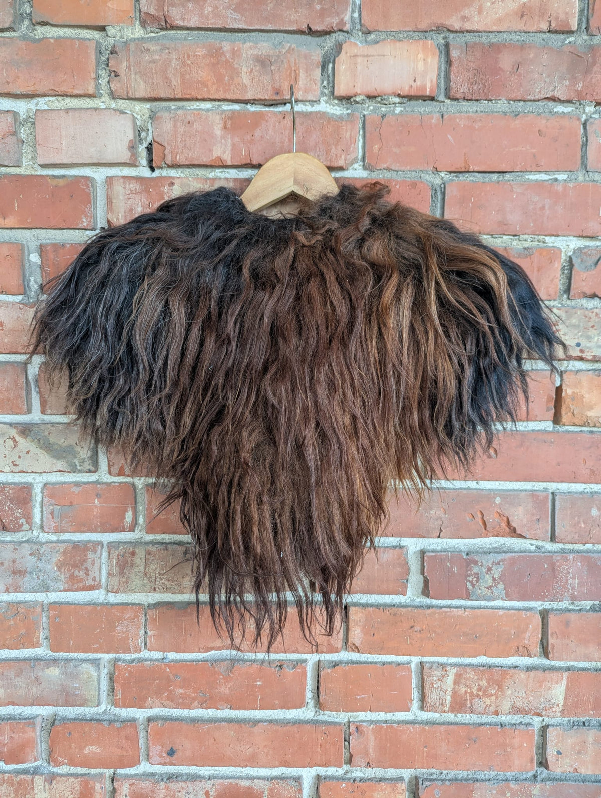 Viking Shoulder Fur Brown Reddish Brown – Real Icelandic Sheepskin – Wikinger Schulterfell – Rustikal Wild – Einzelstück 613