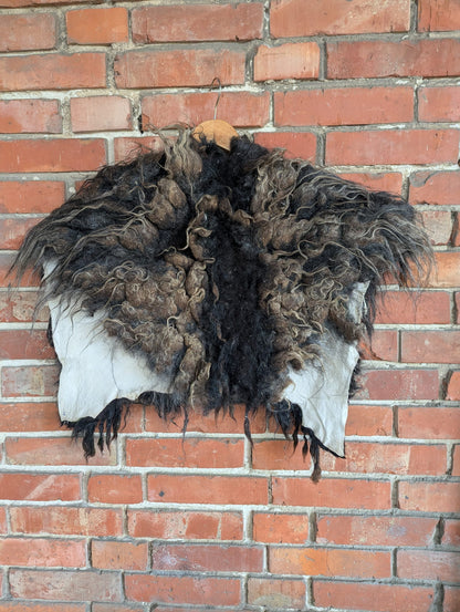 Viking Shoulder Fur Dark Grey Brown – Real Scandinavian Sheepskin – Wikinger Schulterfell – Rustikal Wild – Einzelstück 614