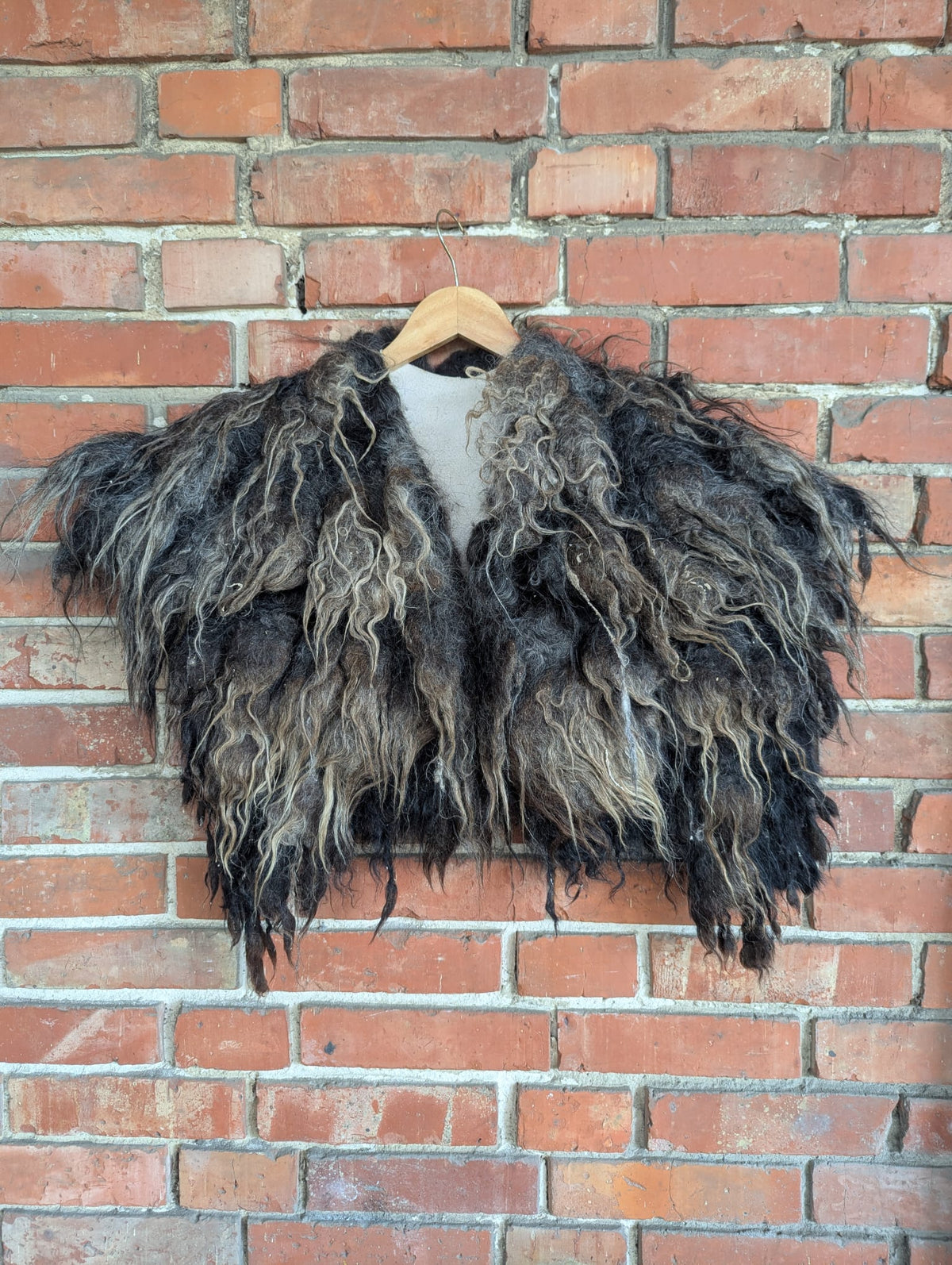Viking Shoulder Fur Dark Grey Brown – Real Scandinavian Sheepskin – Wikinger Schulterfell – Rustikal Wild – Einzelstück 614