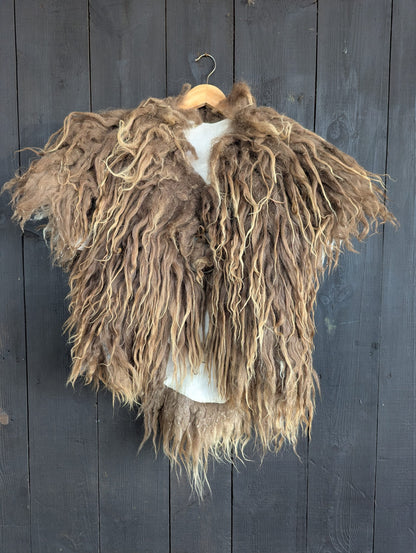 Viking Fur Cloak Brown XXL – Real Scandinavian Sheepskin – Metal Fibula – Wikinger Fellumhang – Rustikal Wild – 615