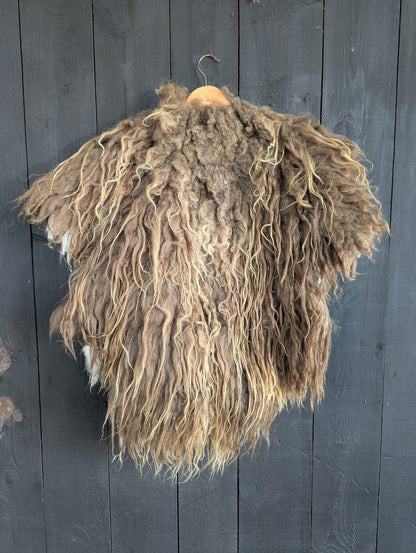 Viking Fur Cloak Brown XXL – Real Scandinavian Sheepskin – Metal Fibula – Wikinger Fellumhang – Rustikal Wild – 615