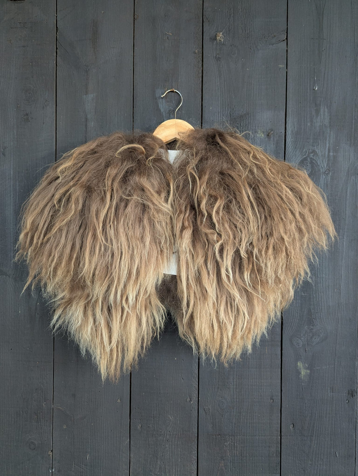 Viking Shoulder Fur Brown – Real Icelandic Sheepskin – Wikinger Schulterfell – Rustikal Wild – Einzelstück 616