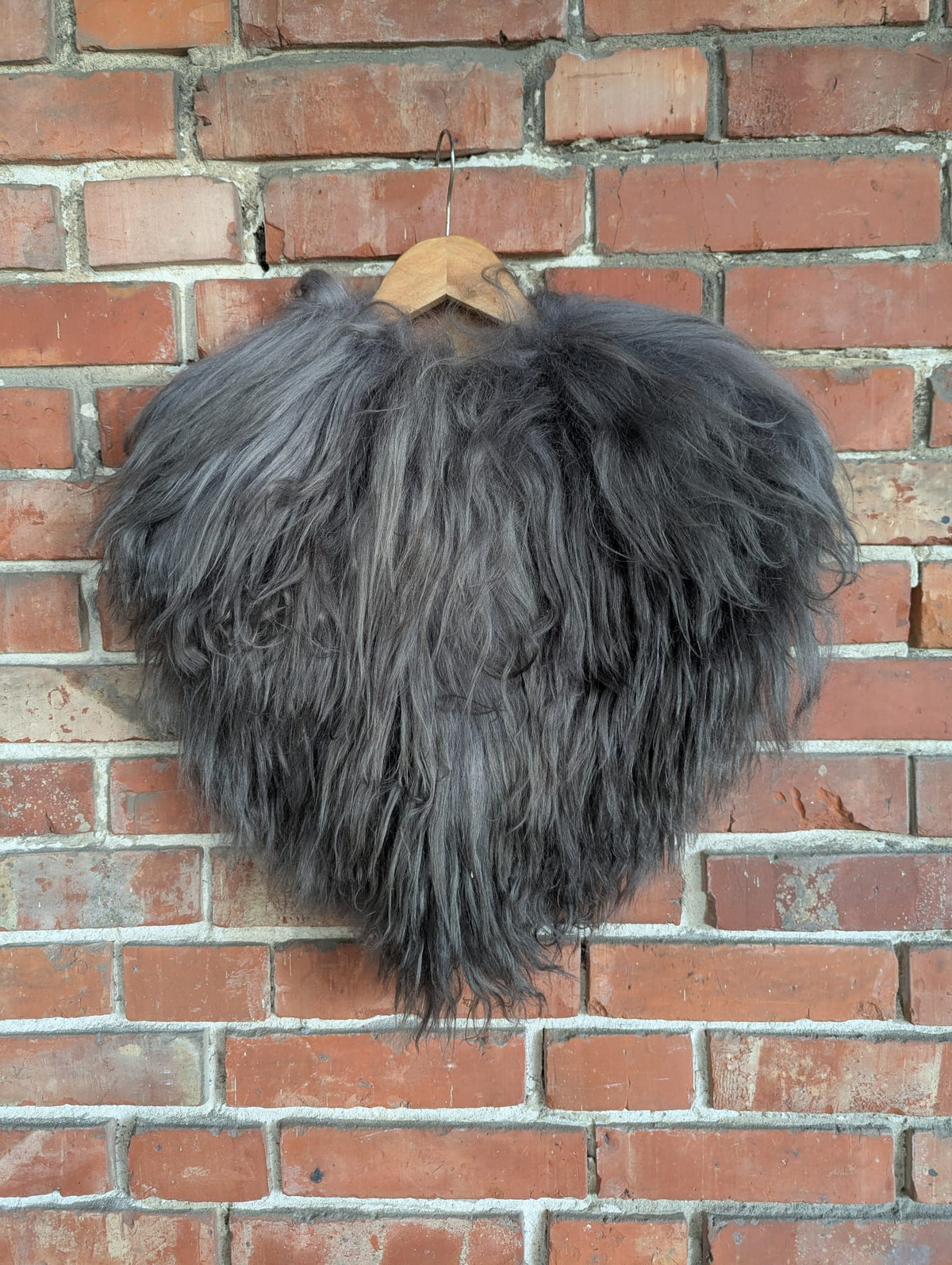 Viking Shoulder Fur Silver Grey – Real Icelandic Sheepskin – Wikinger Schulterfell – Nordic Ice – Einzelstück 618