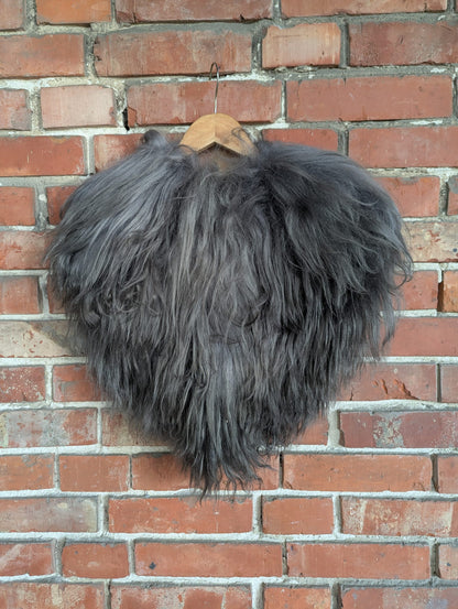 Viking Shoulder Fur Silver Grey – Real Icelandic Sheepskin – Wikinger Schulterfell – Nordic Ice – Einzelstück 618