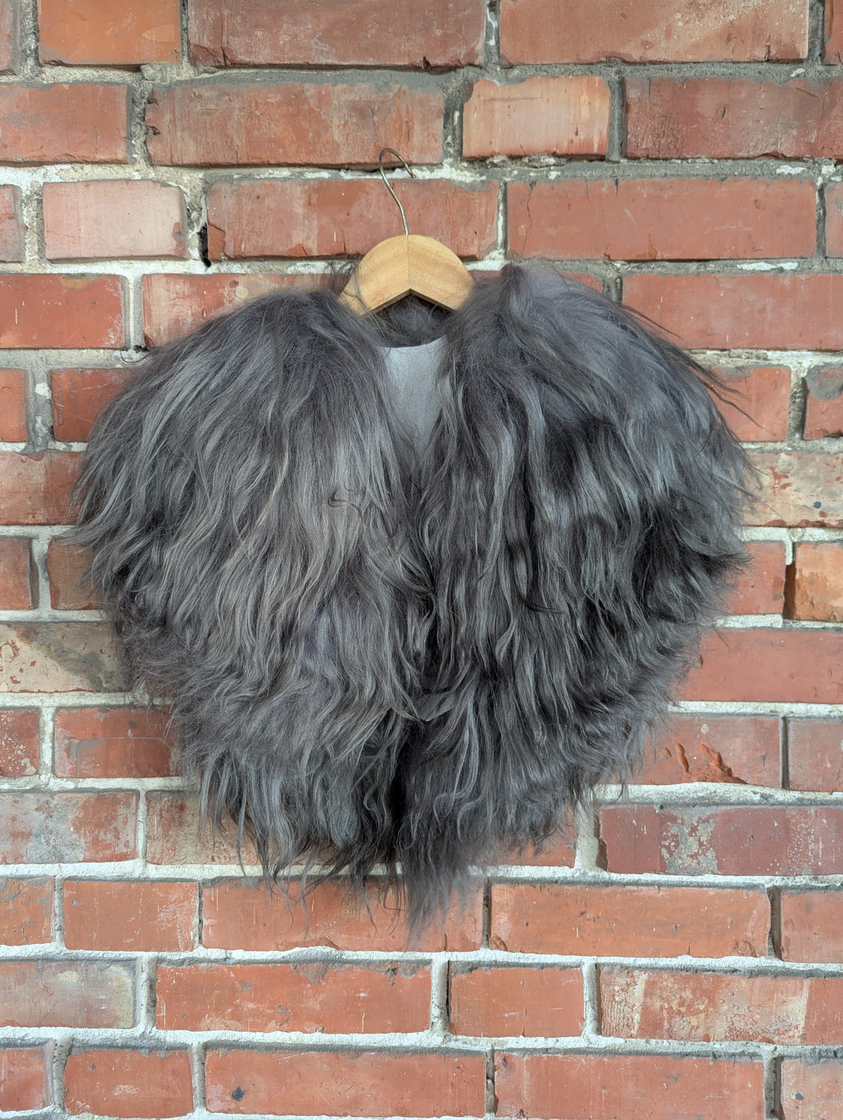 Viking Shoulder Fur Silver Grey – Real Icelandic Sheepskin – Wikinger Schulterfell – Nordic Ice – Einzelstück 618