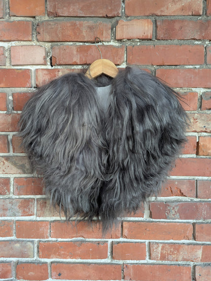 Viking Shoulder Fur Silver Grey – Real Icelandic Sheepskin – Wikinger Schulterfell – Nordic Ice – Einzelstück 618
