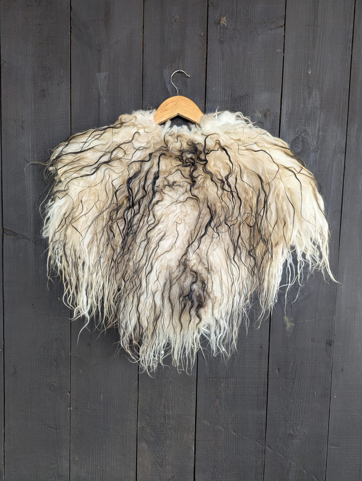 Viking Fur Cloak White Black – Real Icelandic Sheepskin – Wikinger Fellumhang – Rustikal Wild – Einzelstück 619