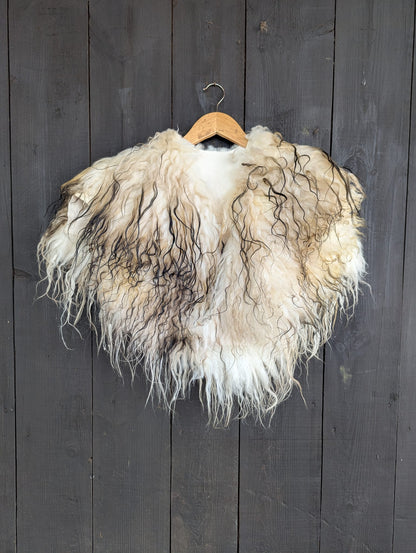 Viking Fur Cloak White Black – Real Icelandic Sheepskin – Wikinger Fellumhang – Rustikal Wild – Einzelstück 619
