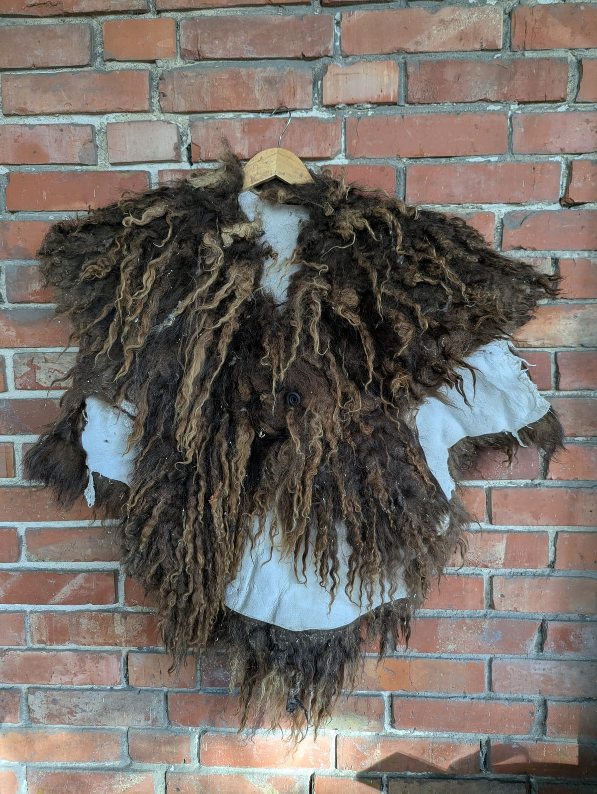 Viking Fur Cloak Dark Brown XXL – Real Scandinavian Sheepskin – Metal Brooch – Wikinger Fellumhang –  622